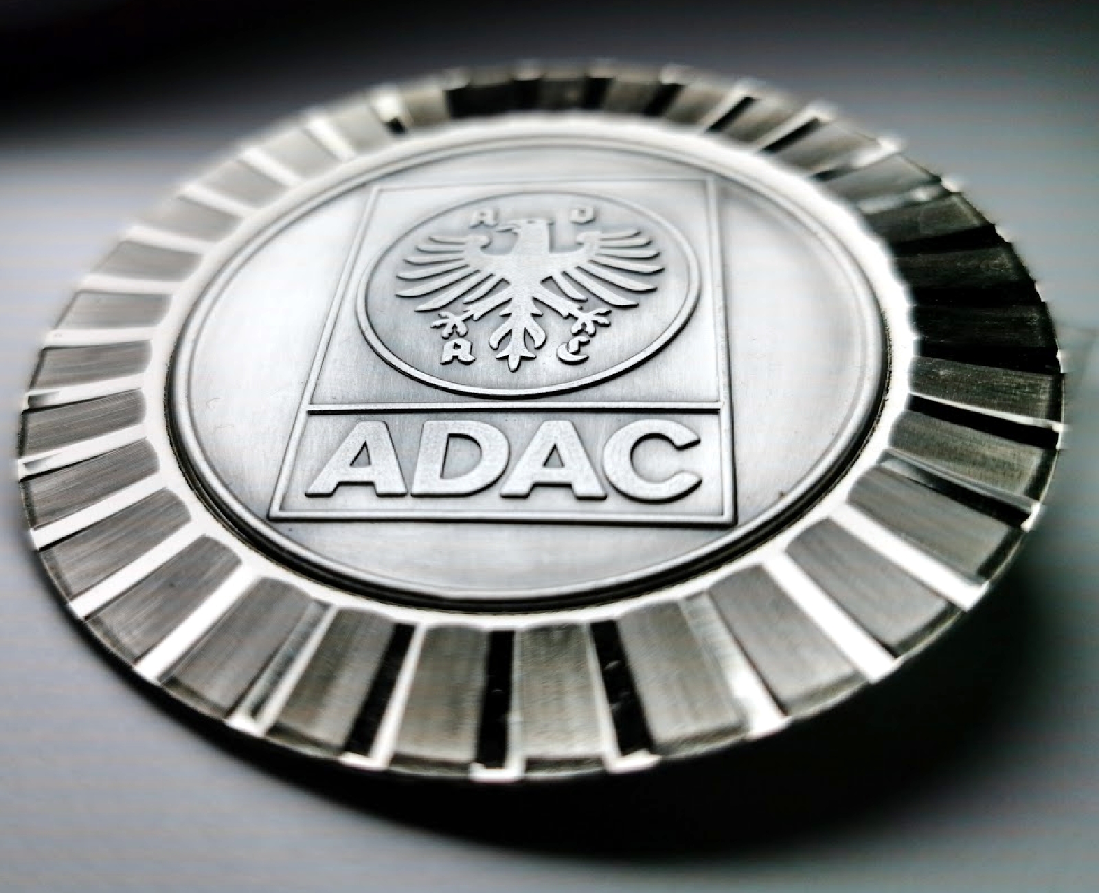 ADAC Kühlergrill Relief Metall Plakette Medaille Halter Schrauben