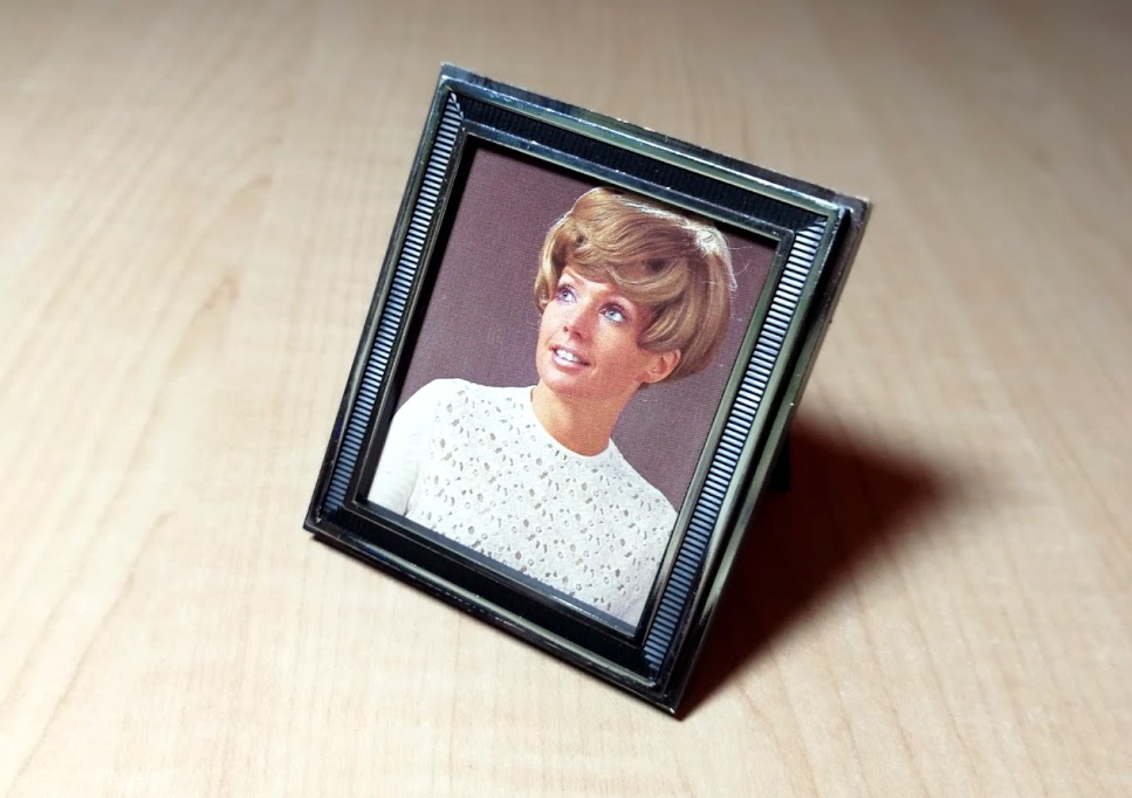 Silbergrauer Fotorahmen Bilderrahmen 7 x 6 cm + Magnethalter + Aufsteller