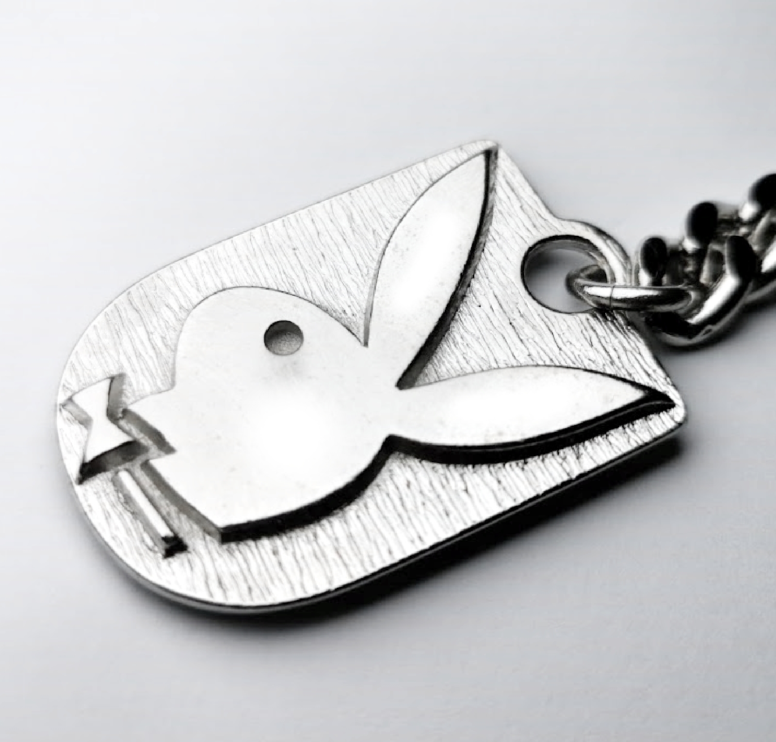 Metall Schlüsselanhänger PLAYBOY Bunny Wappen silbergrau mit Reliefemblem