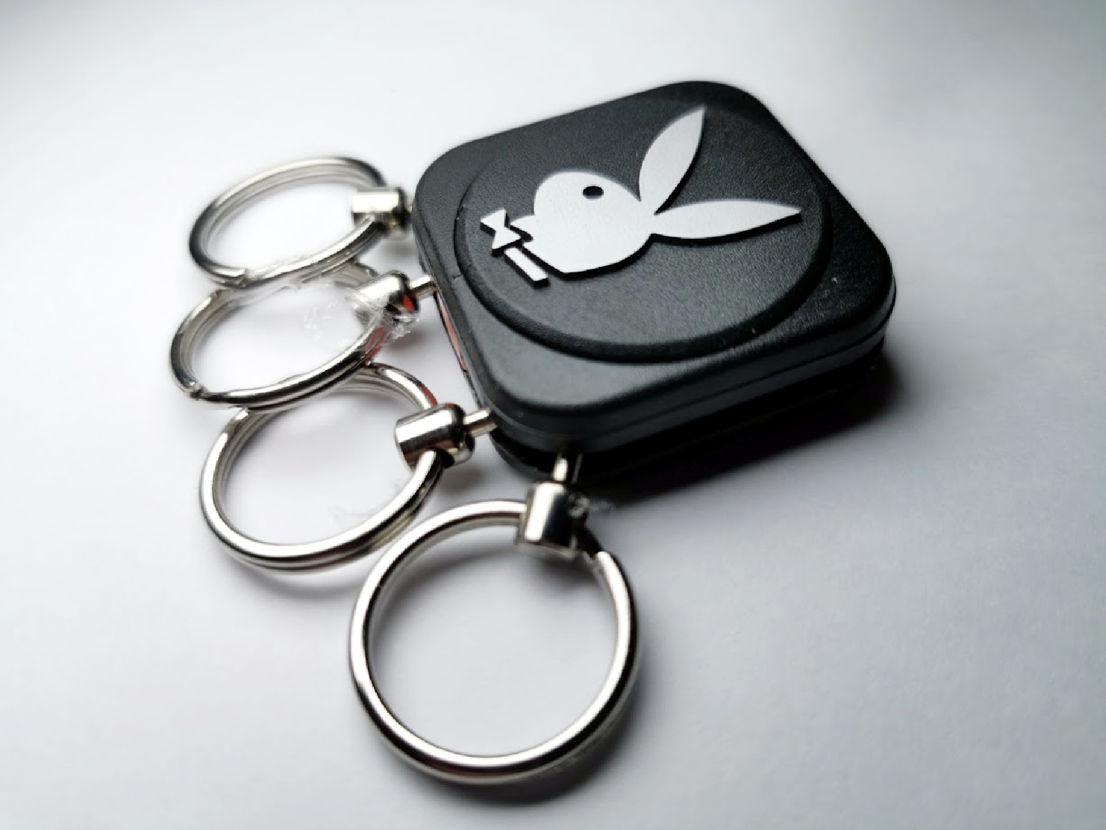 Metall Schlüsselsammler PLAYBOY Bunny schwarz mit Reliefemblem