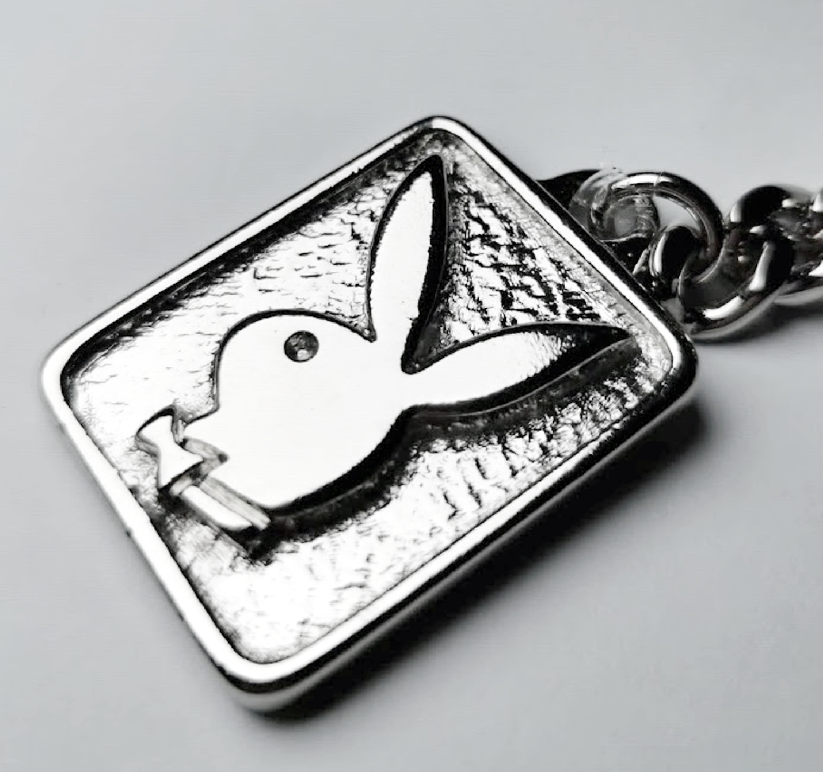 Metall Schlüsselanhänger PLAYBOY Bunny Plakette silber mit Reliefemblem