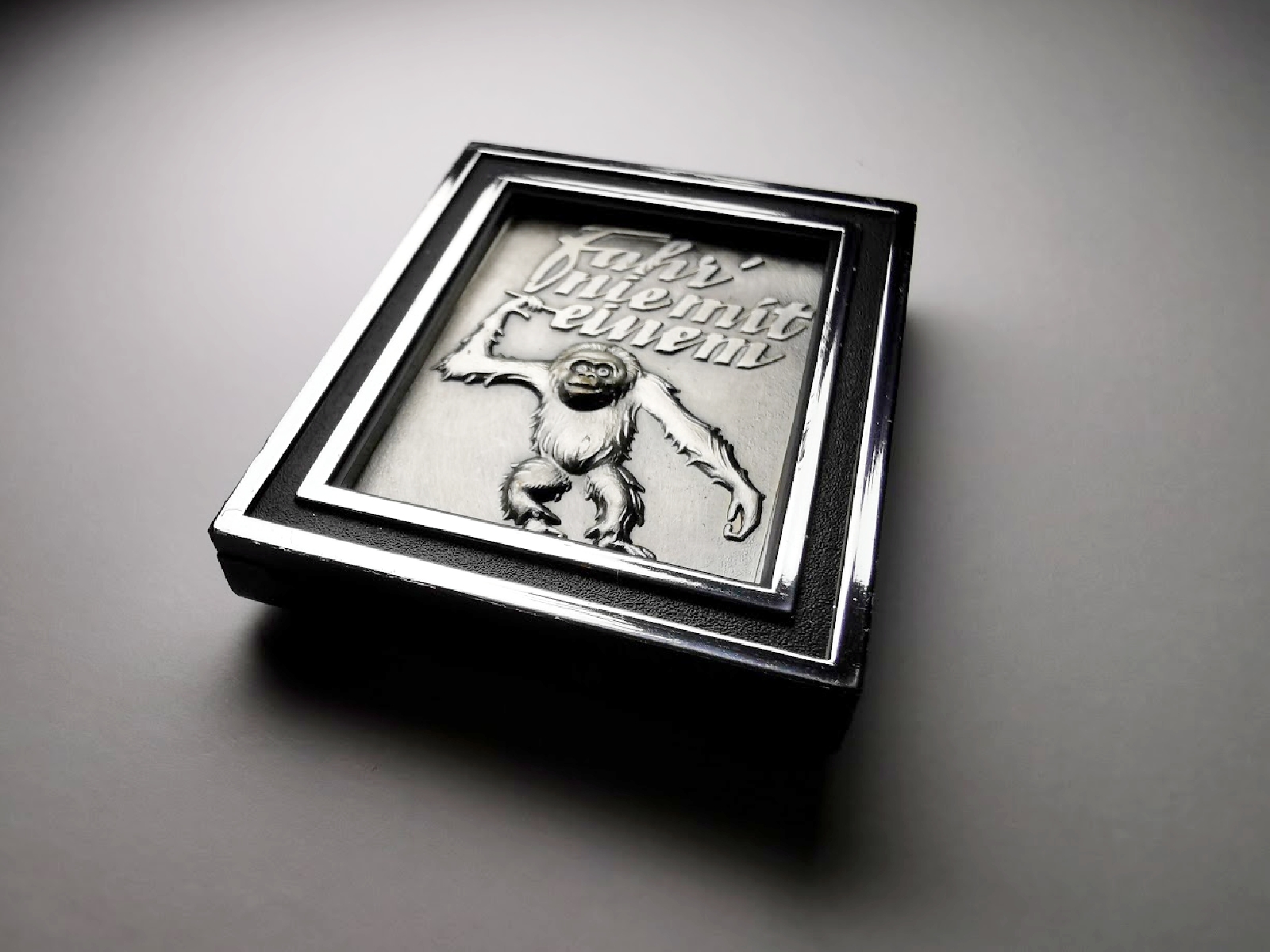 Fahr´nie mit einem Affen! Relief Metall Plakette 3D (gerahmt)