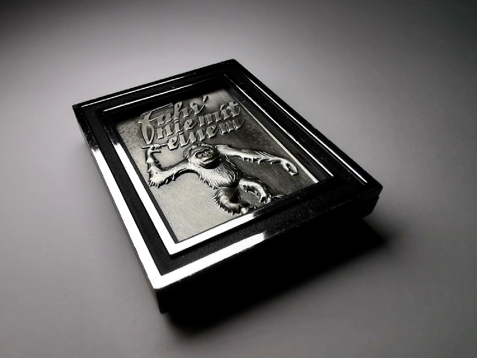 Fahr´nie mit einem Affen! Relief Metall Plakette 3D (gerahmt)