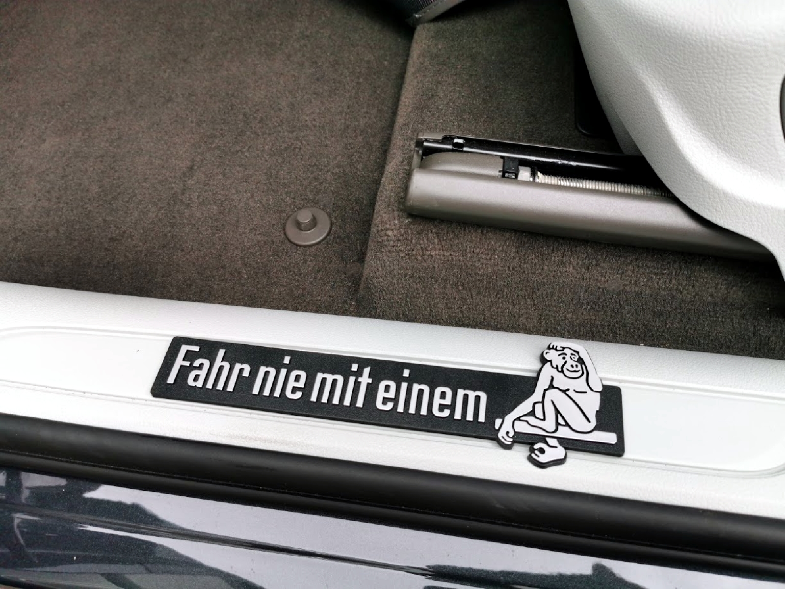 Auto Relief 3D Emblem Fahr nie mit einem Affen (ca. 21 cm)
