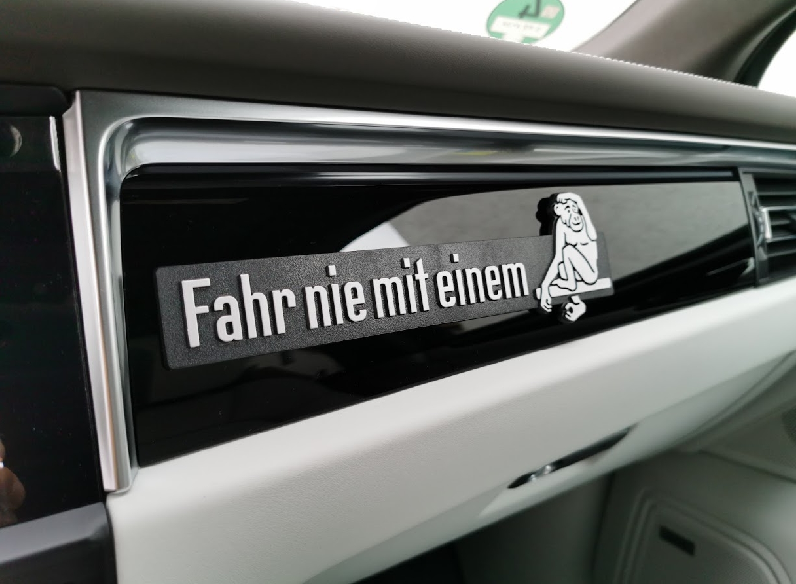 Auto Relief 3D Emblem Fahr nie mit einem Affen (ca. 21 cm)