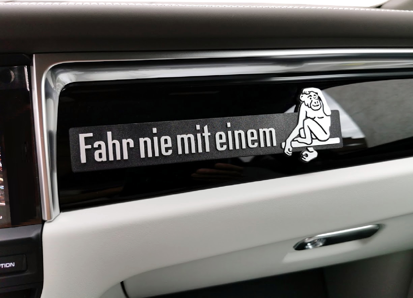 Auto Relief 3D Emblem Fahr nie mit einem Affen (ca. 21 cm)