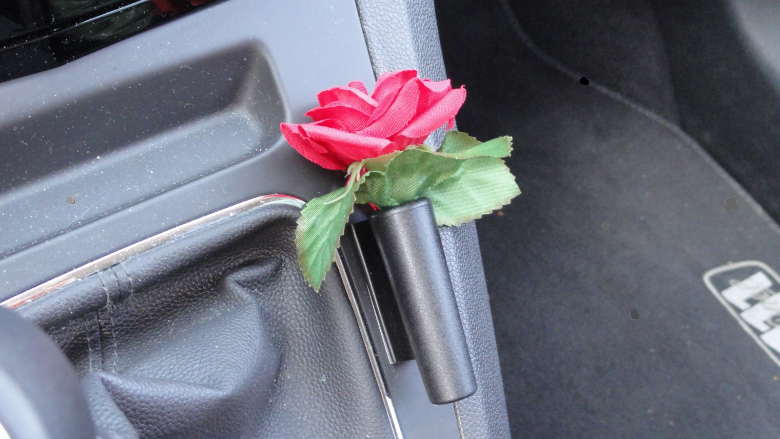 Kleine rote Rose mit Auto Vase Blumenvase und Halterung