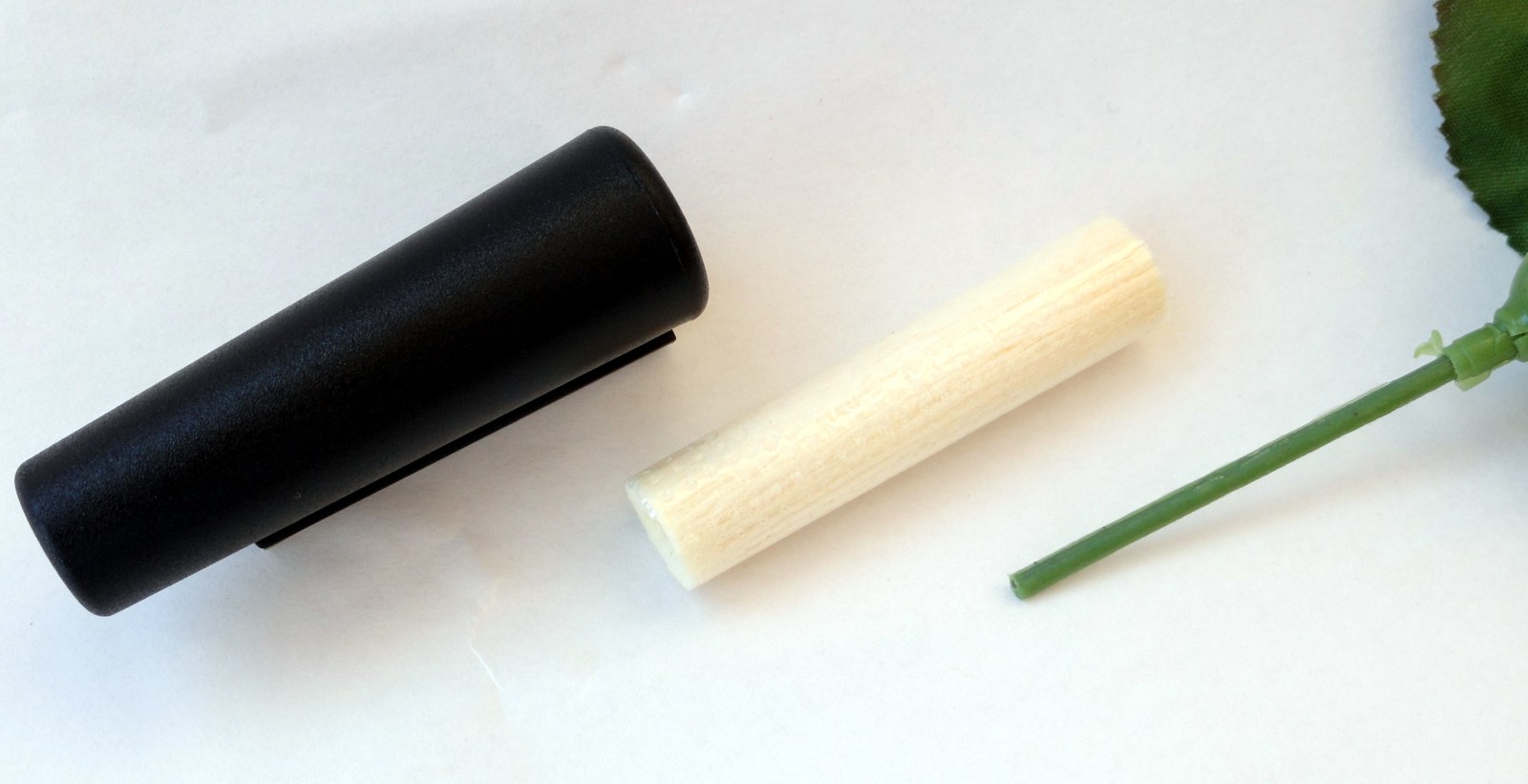 Kleine rote Rose mit Auto Vase Blumenvase und Halterung