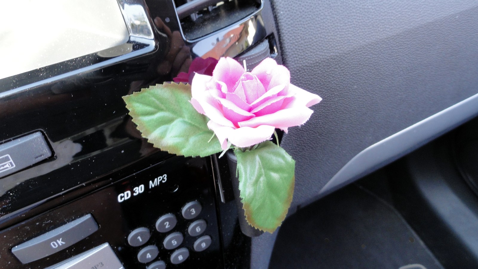 Kleine rosa Rose mit Auto Vase Blumenvase und Halterung