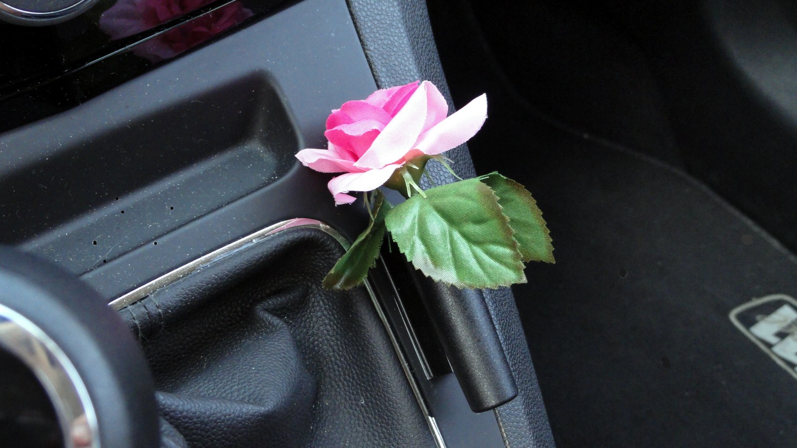 Kleine rosa Rose mit Auto Vase Blumenvase und Halterung