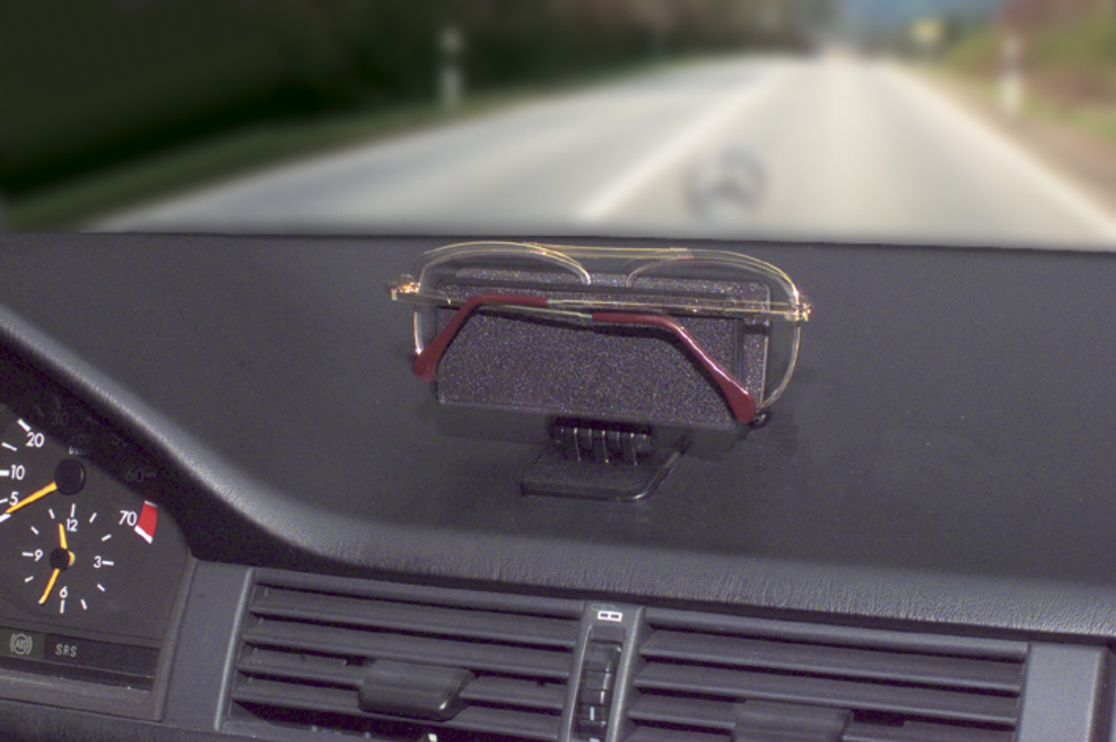 Brillenhalter Brillen Clip mit Kippständer (selbstklebend)