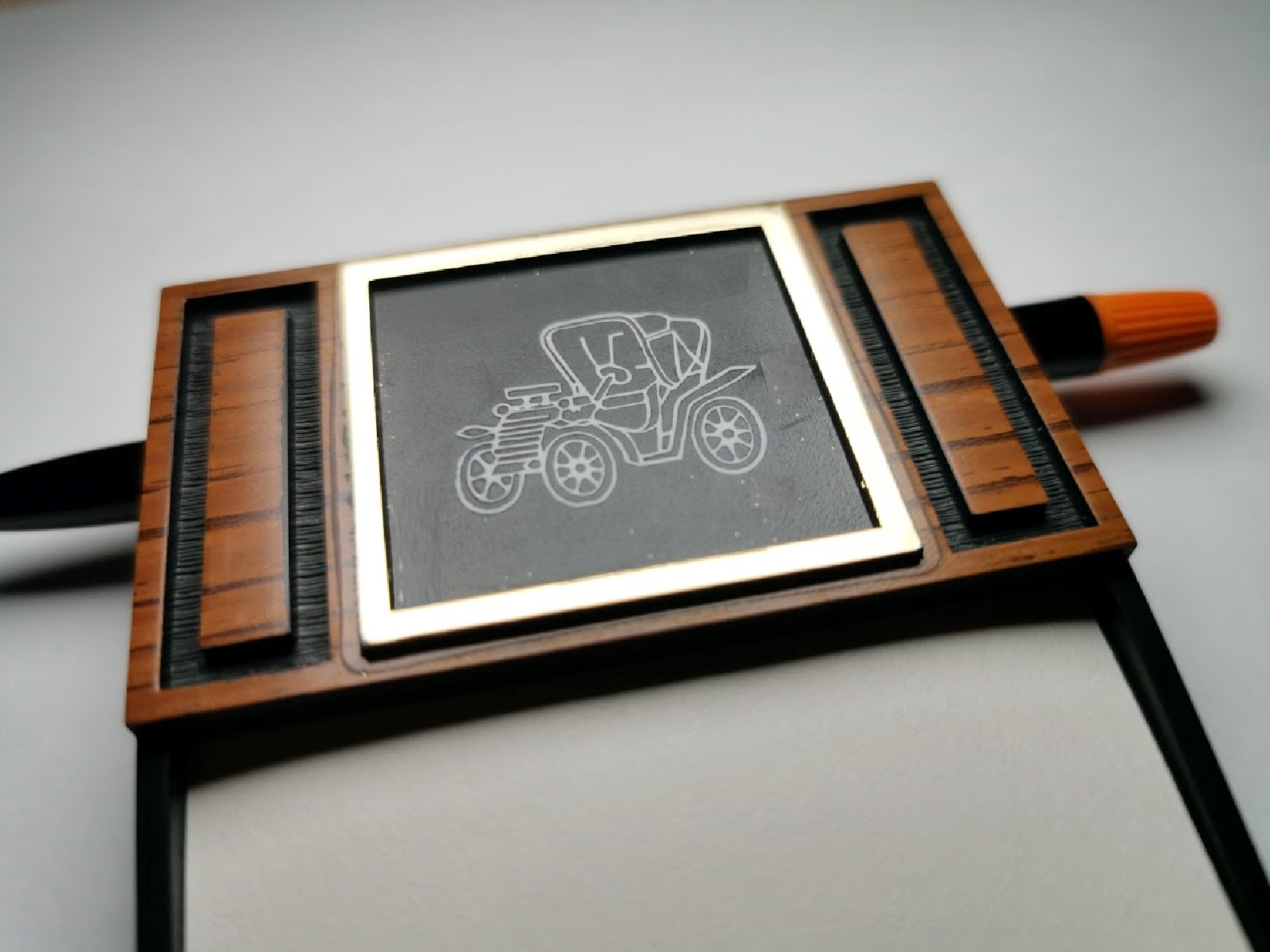 Tin Lizzy Emblem mit Notizzettel Auto Halterung selbstklebend und magnetisch