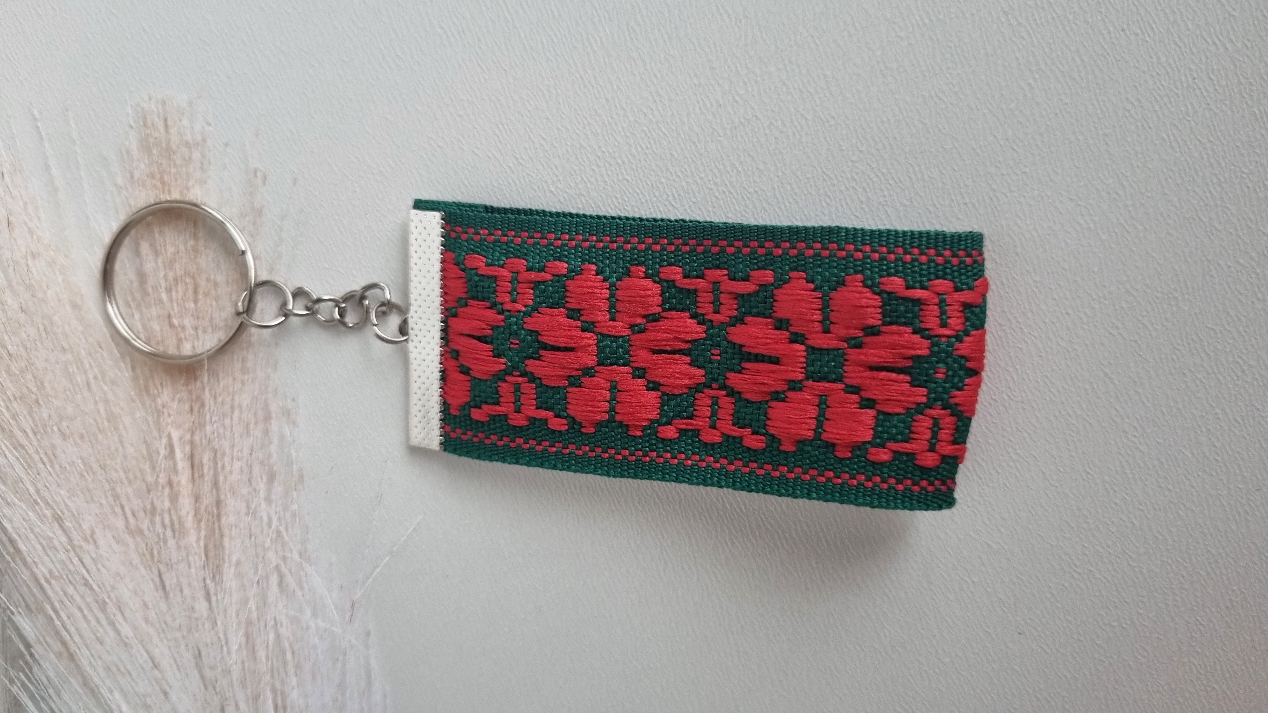 Pakabukas "Žalia raudona austinė gėlytė"