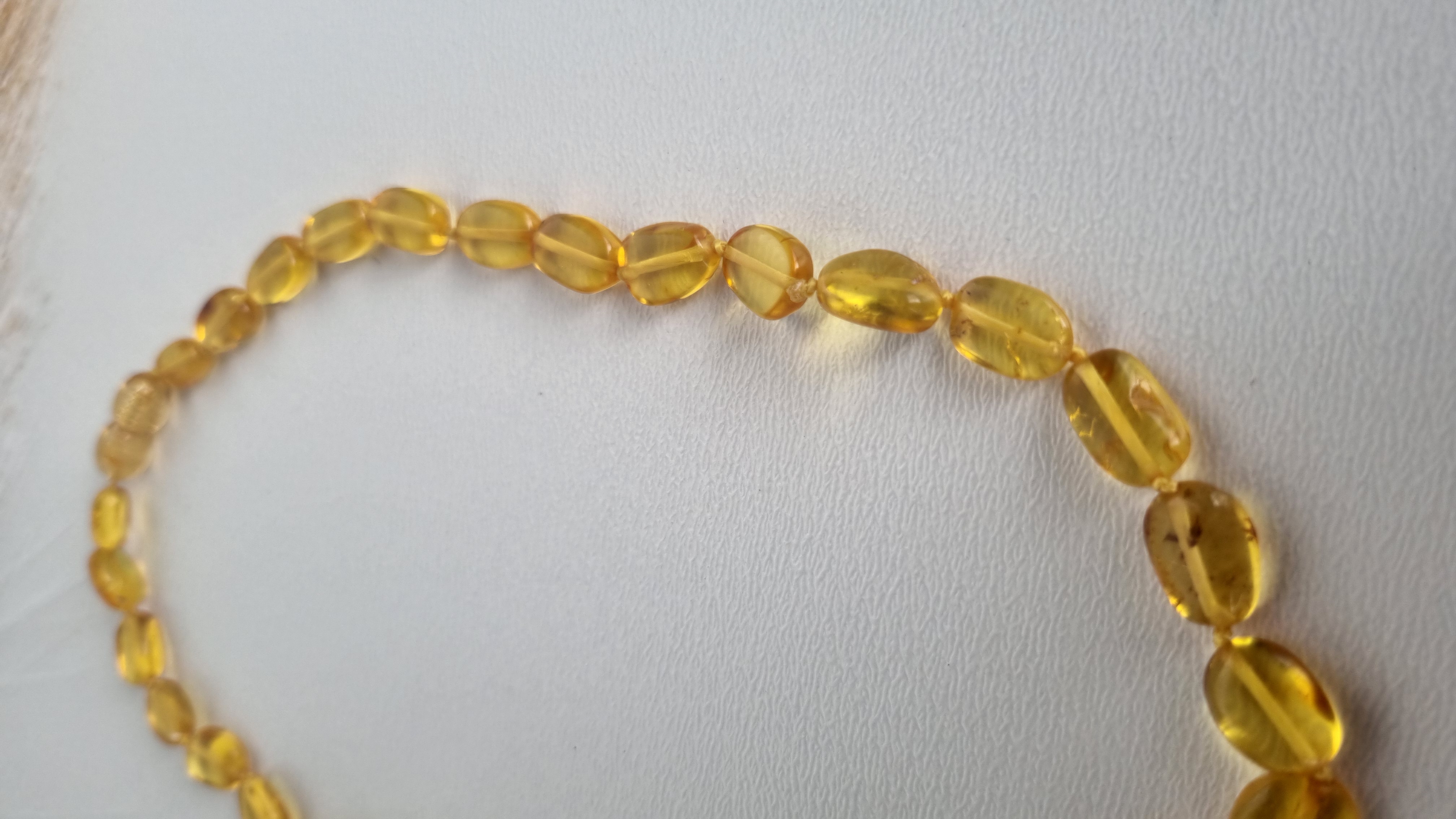 Ovalūs gintaro karoliai vaikams