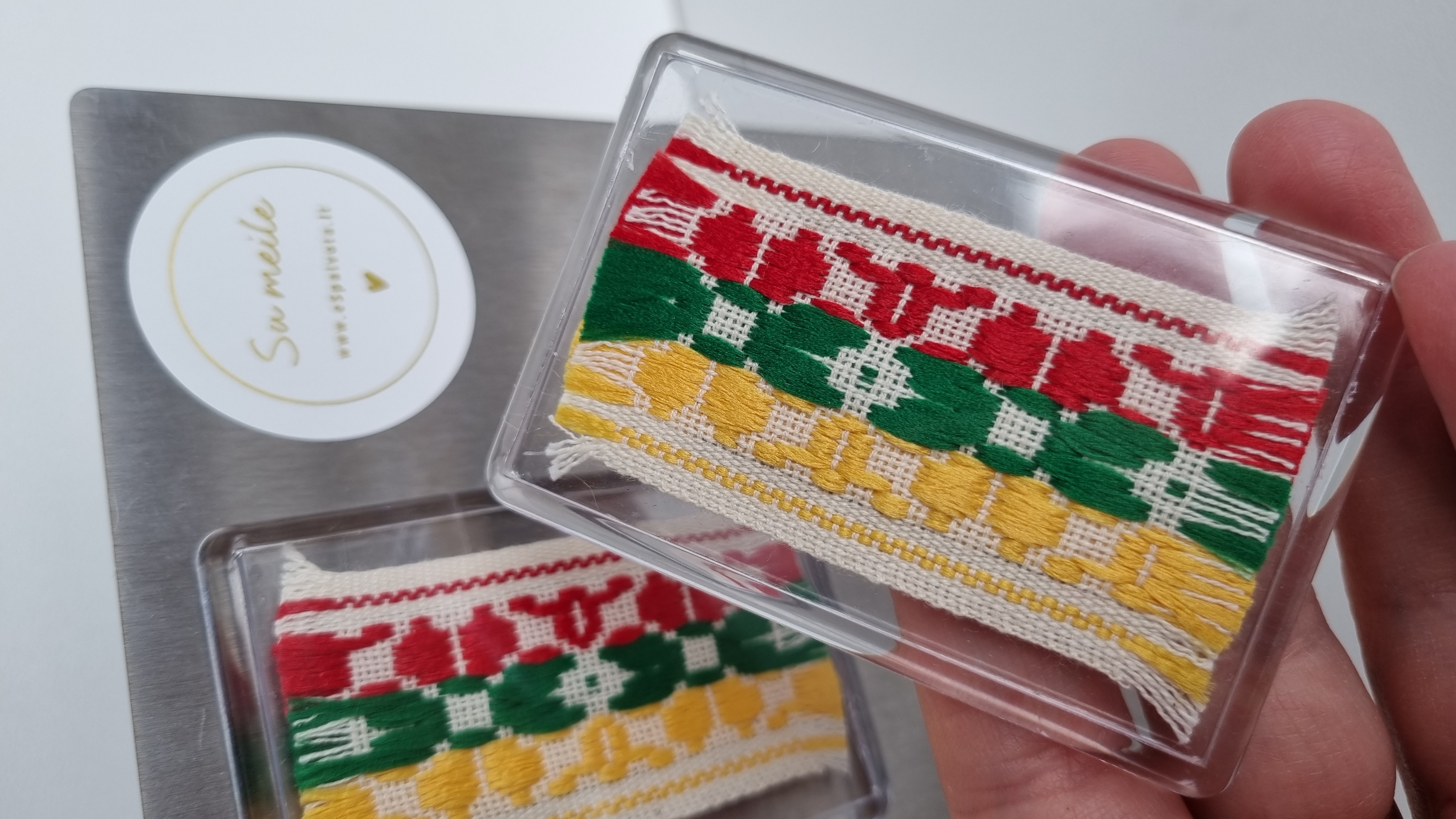 Magnetas su austine juosta "lietuviška gėlytė"