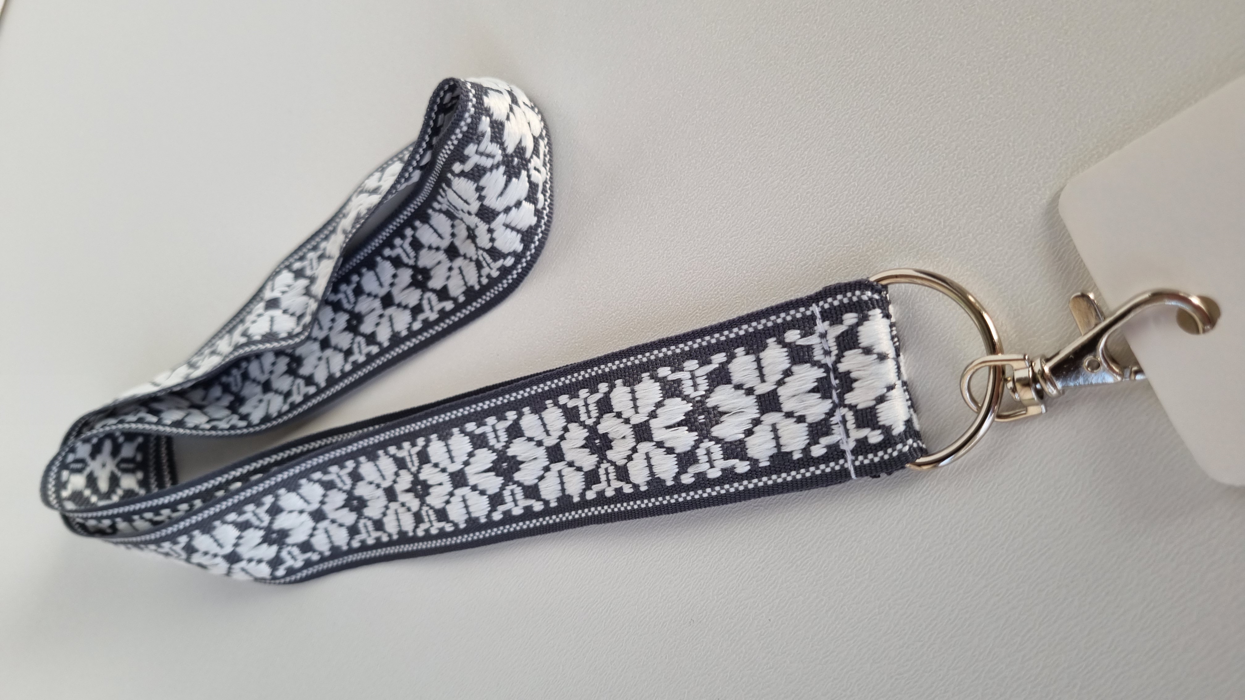 Juosta ant kaklo "Austinė Pilka Balta"