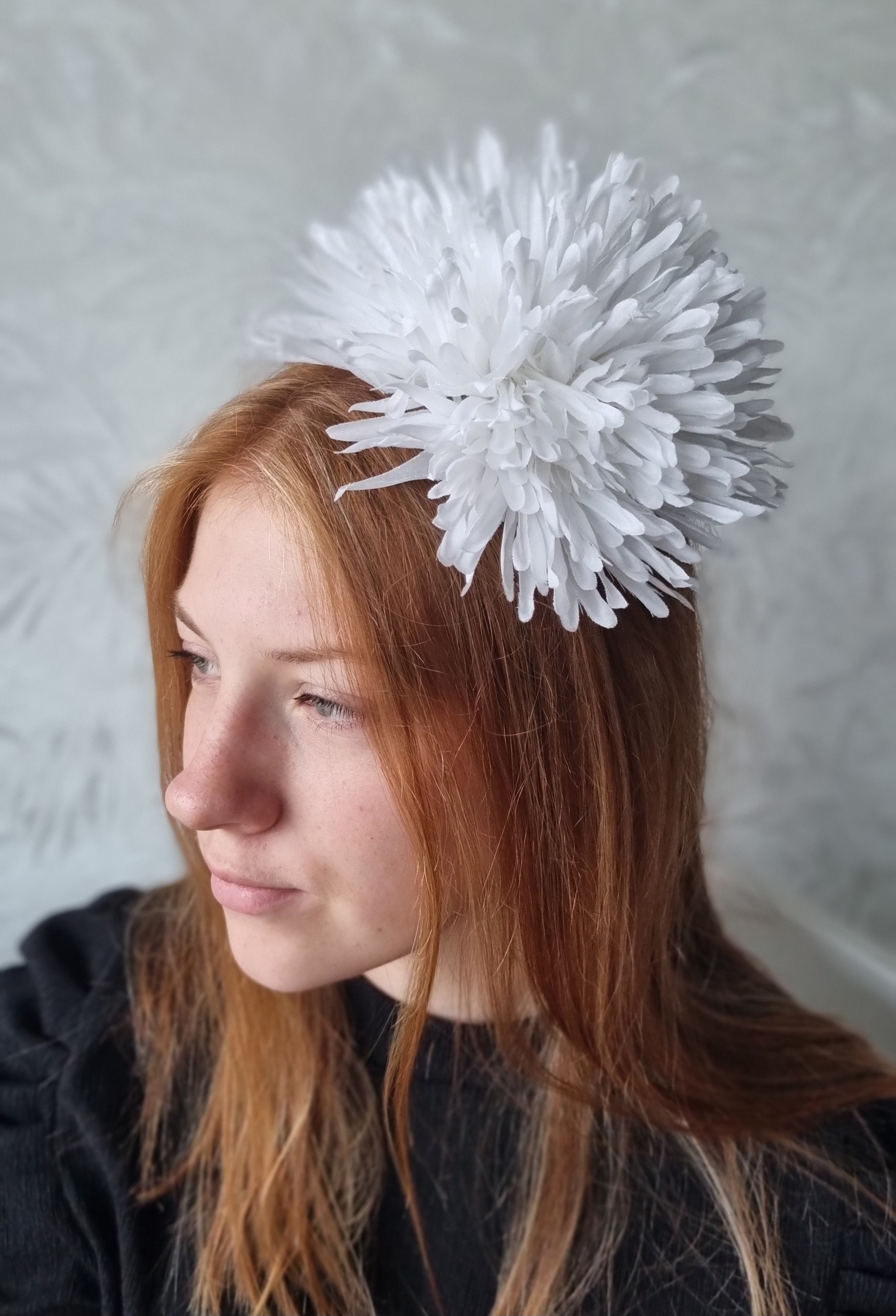 Efektingas plaukų lankelis "Balta gėlė"