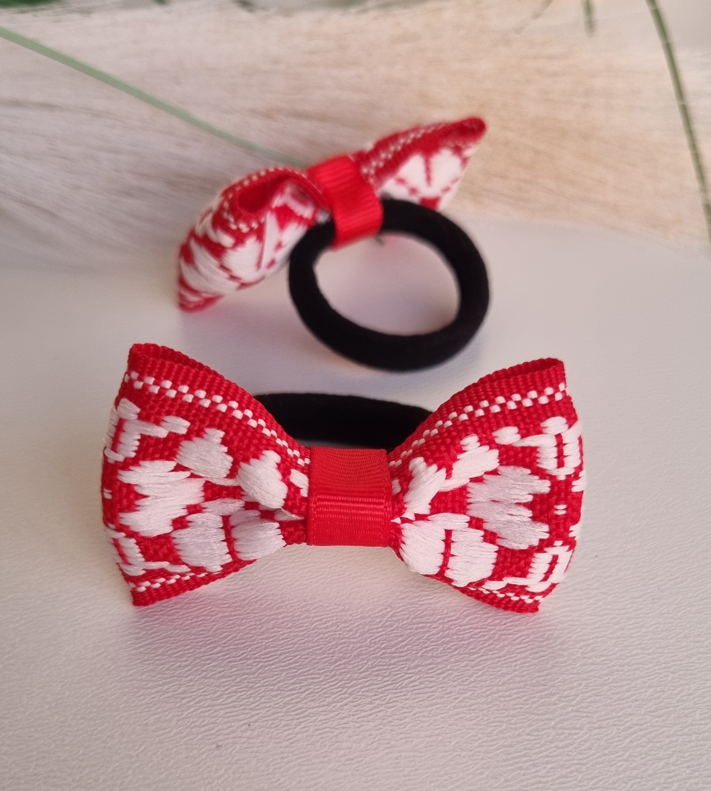 Plaukų gumutė 35 austinė "Raudona gėlytė"