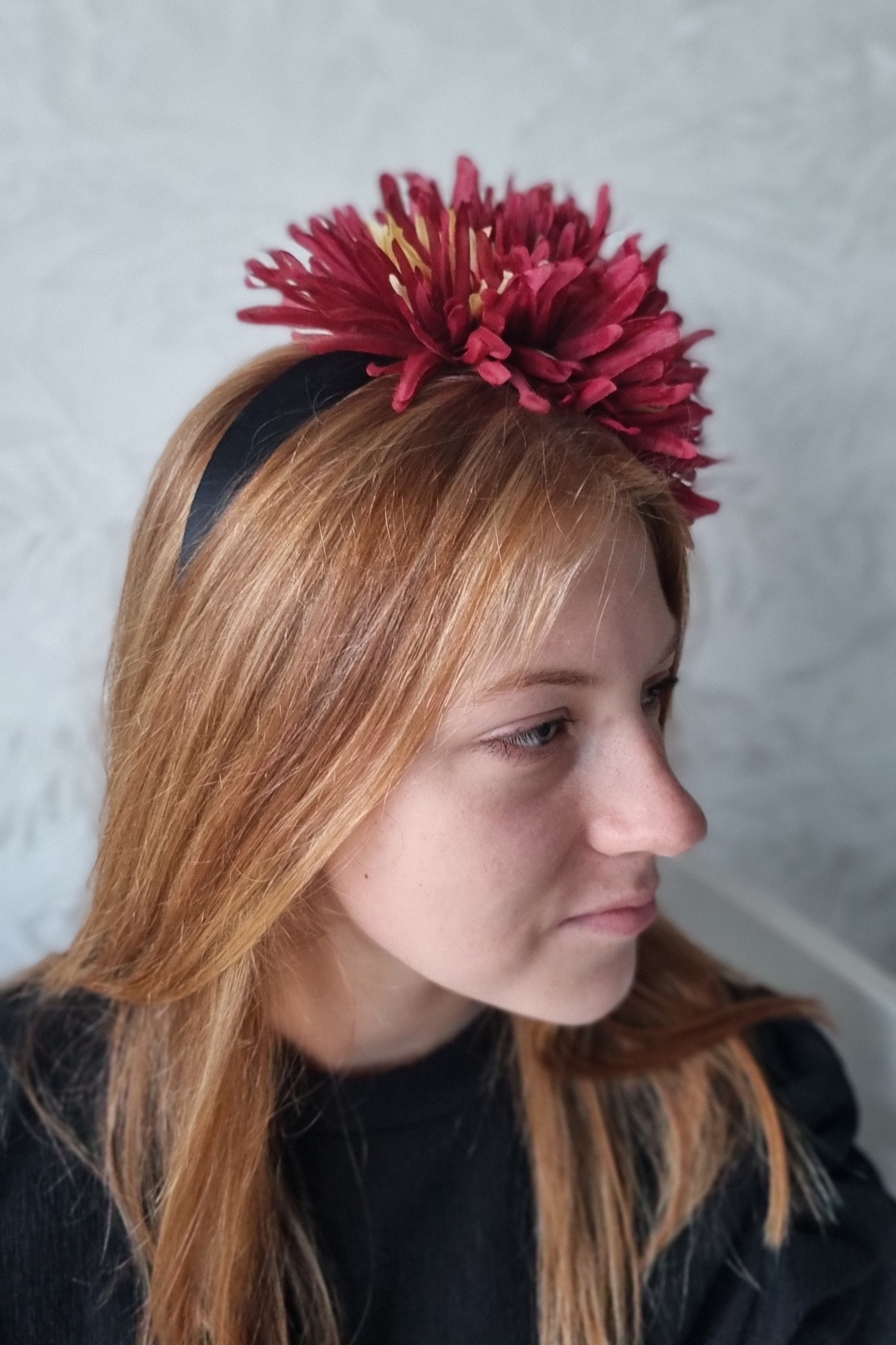 Efektingas plaukų lankelis "Bordo gėlė"