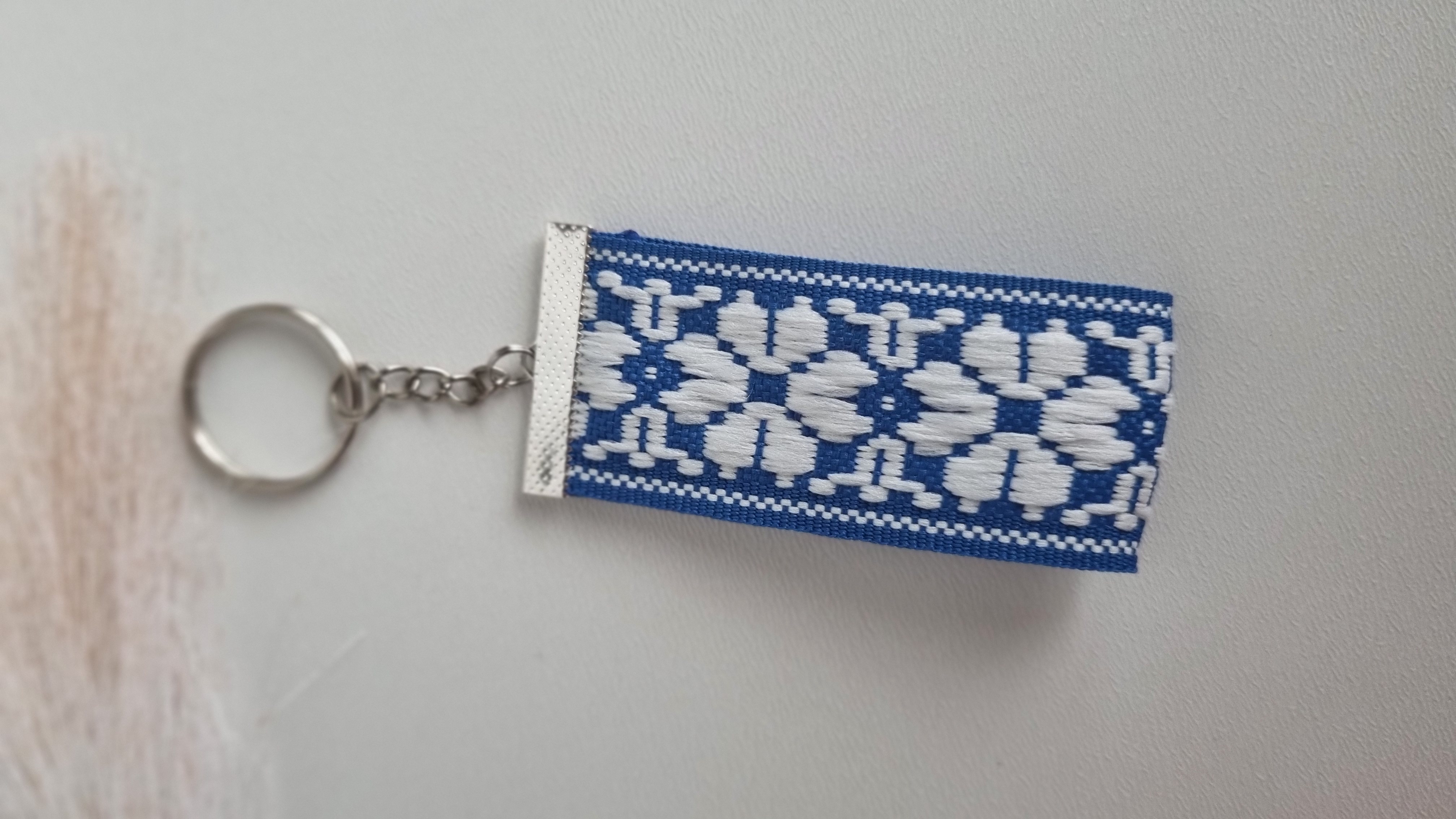 Pakabukas "Mėlyna balta austinė gėlytė"