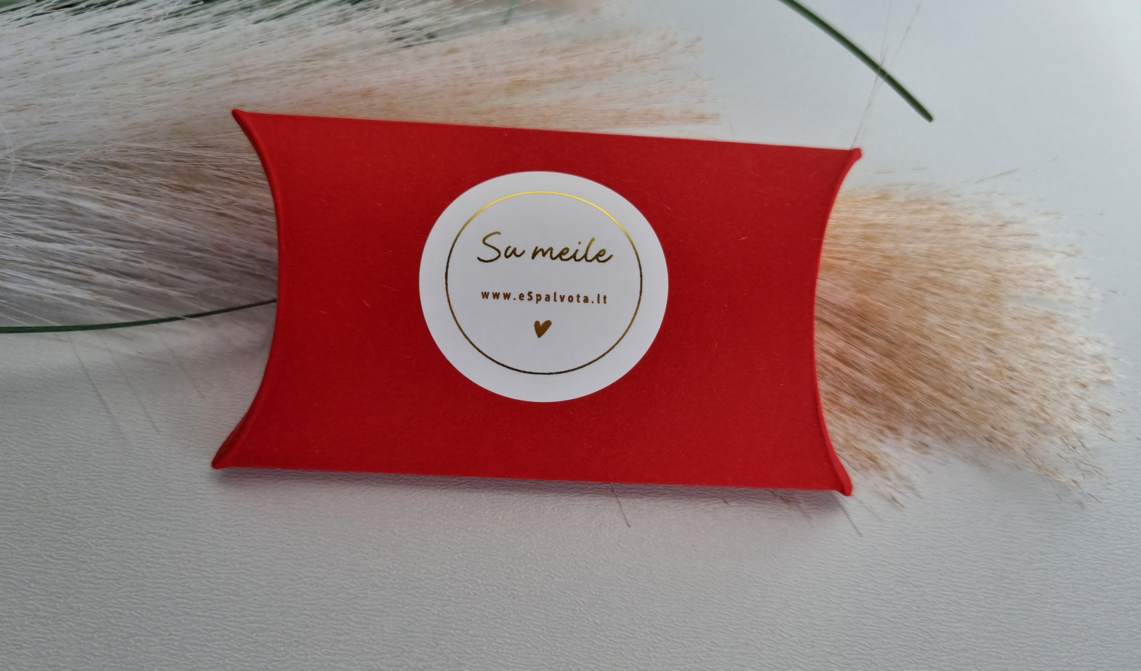 Raudona dovanų dėžutė "Su meile"