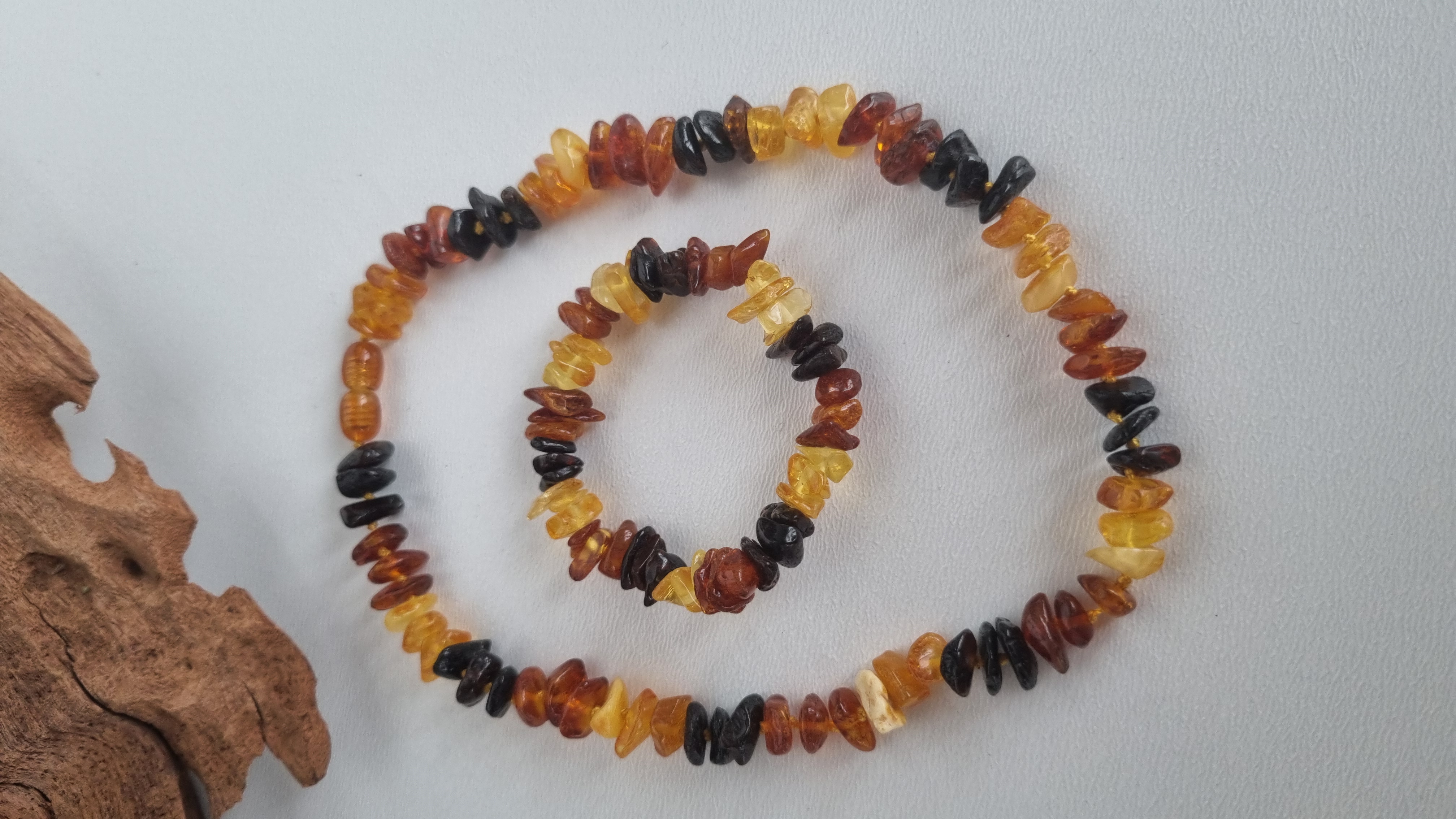 Gintaro karoliai su apyranke vaikams "Gėlytė"