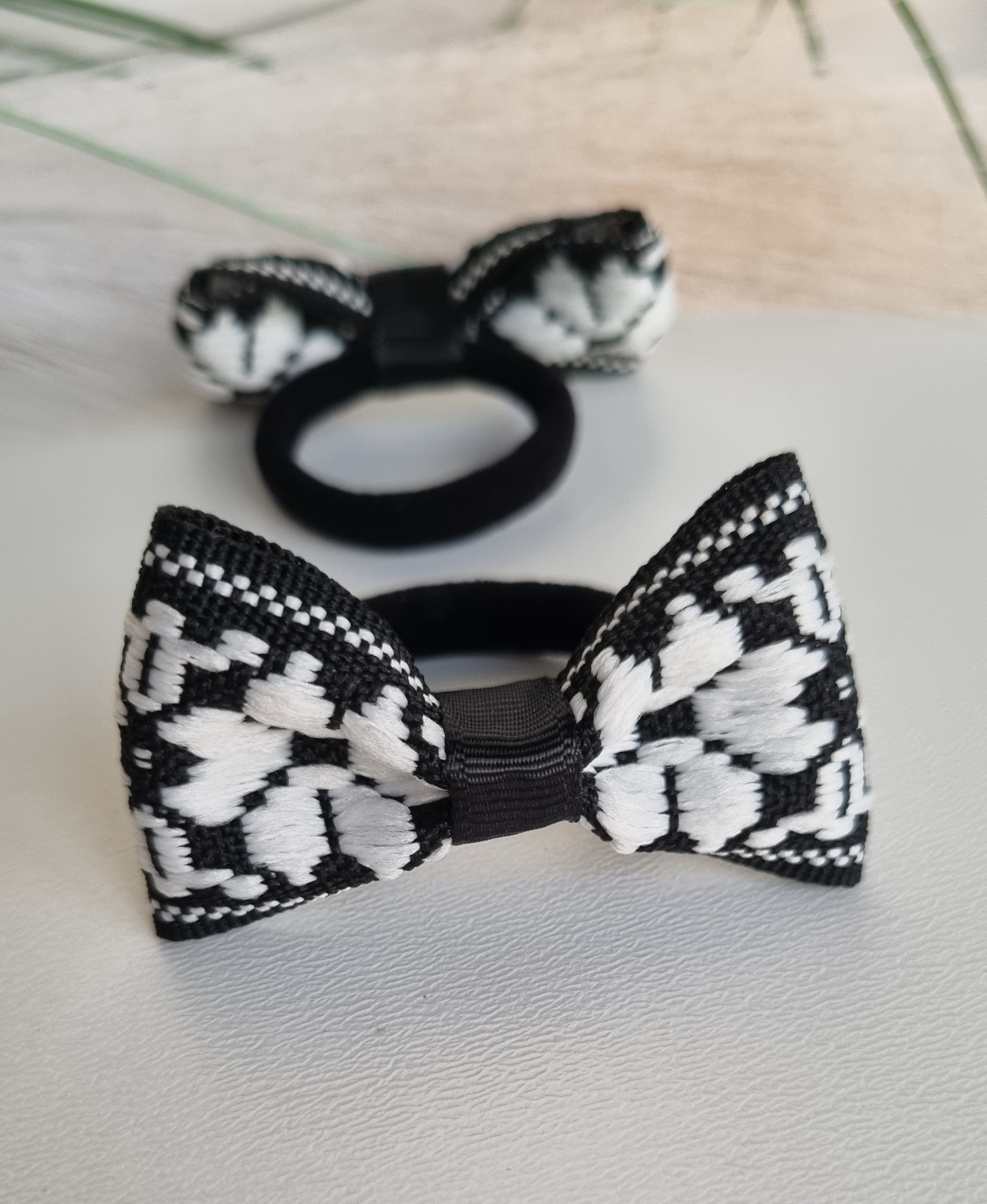 Plaukų gumutė 35 austinė "Juoda gėlytė"