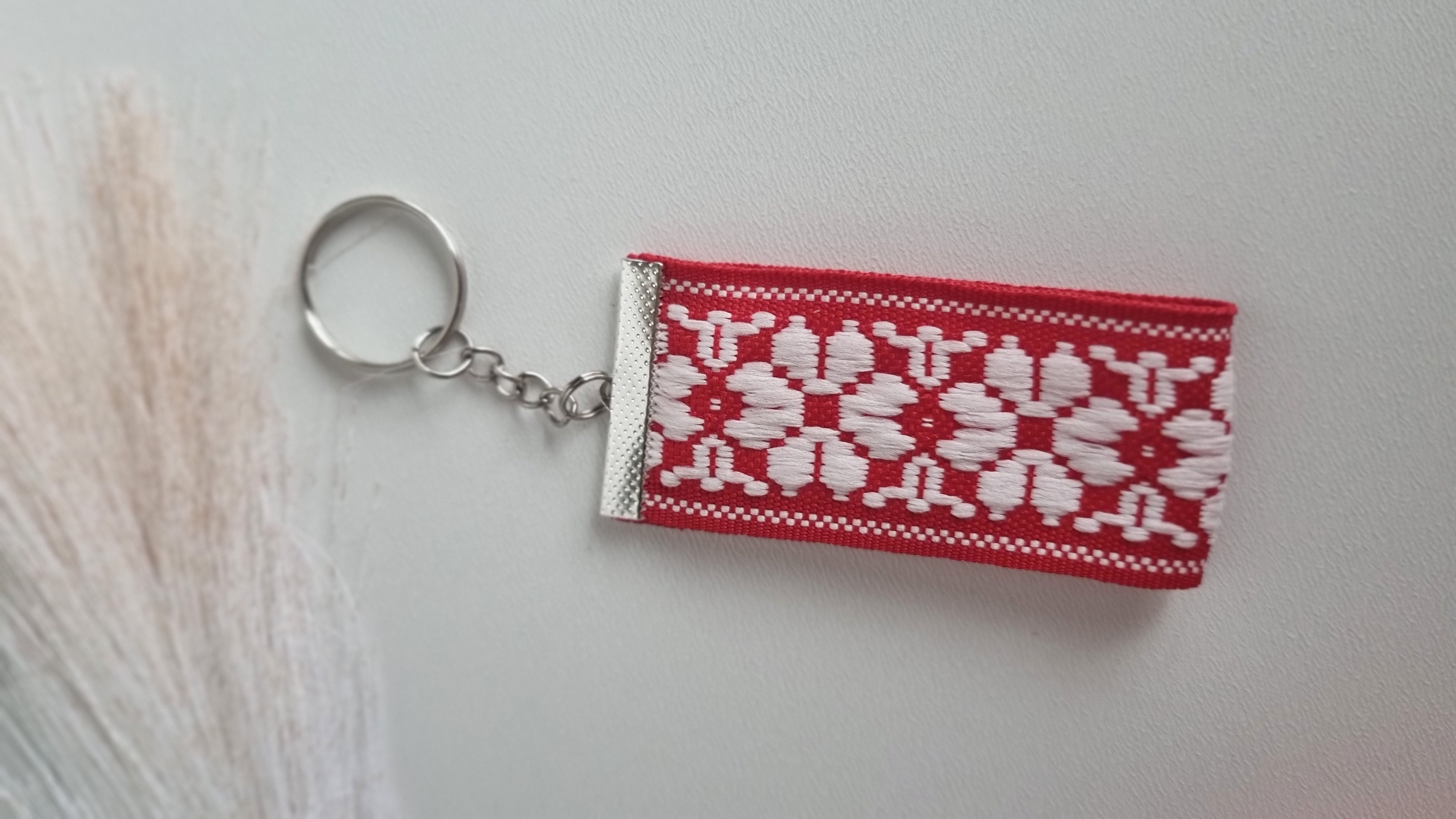 Pakabukas "Raudona balta austinė gėlytė"