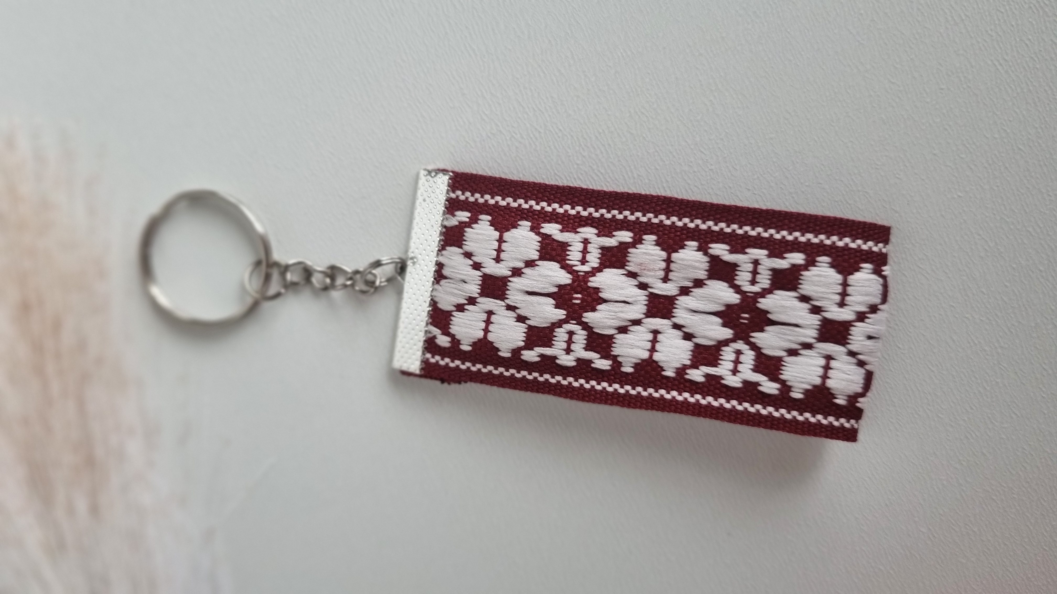 Pakabukas "Bordo balta austinė gėlytė"