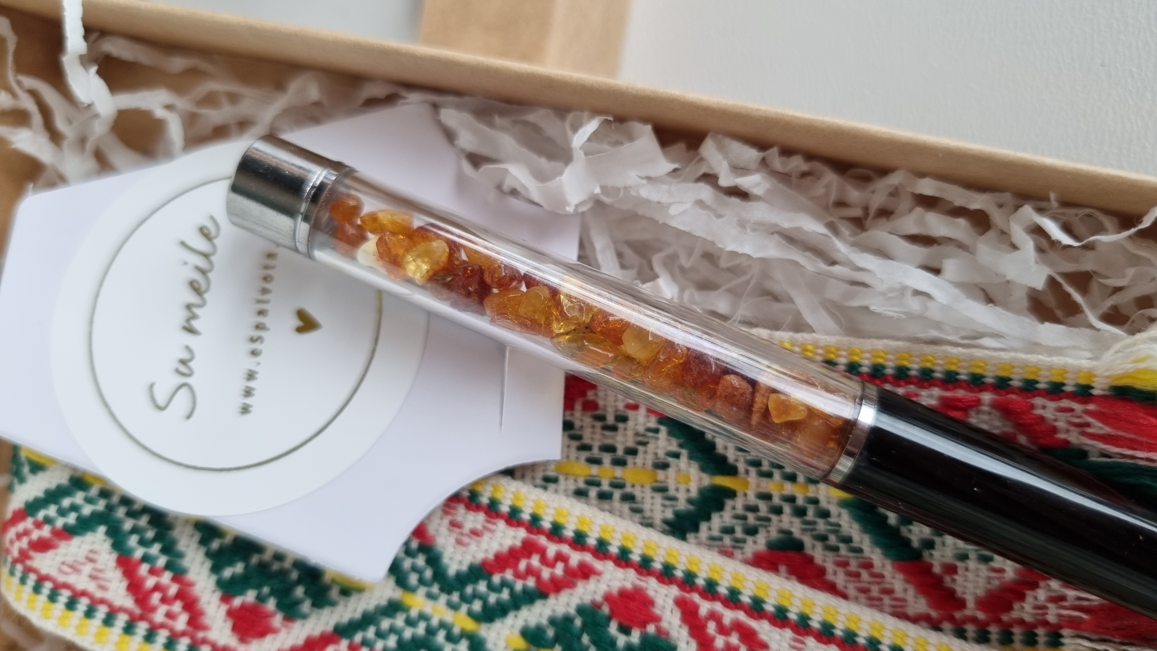 Rinkinys su marga juosta ir juodu rašikliu