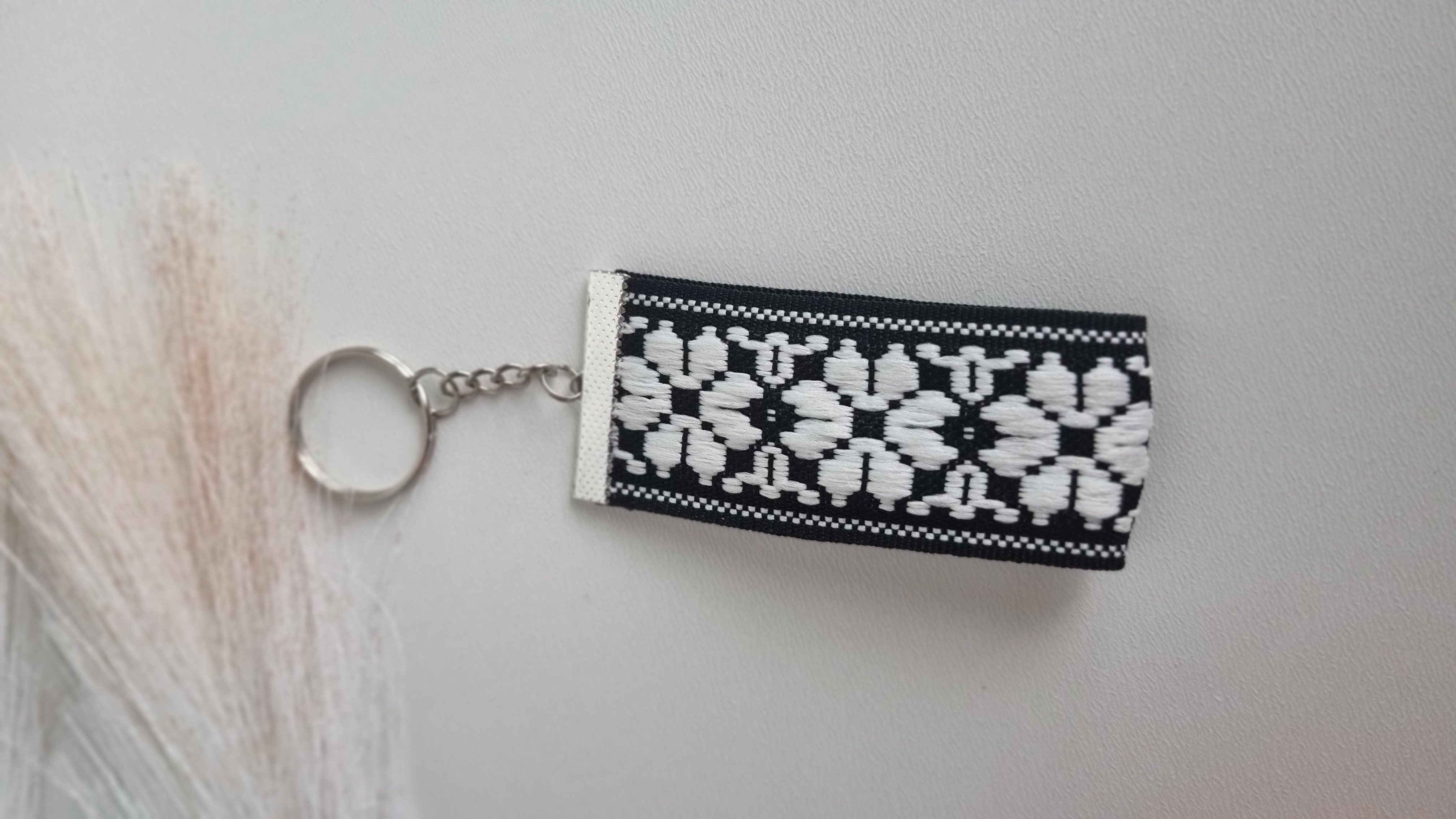 Pakabukas "Juoda balta austinė gėlytė"