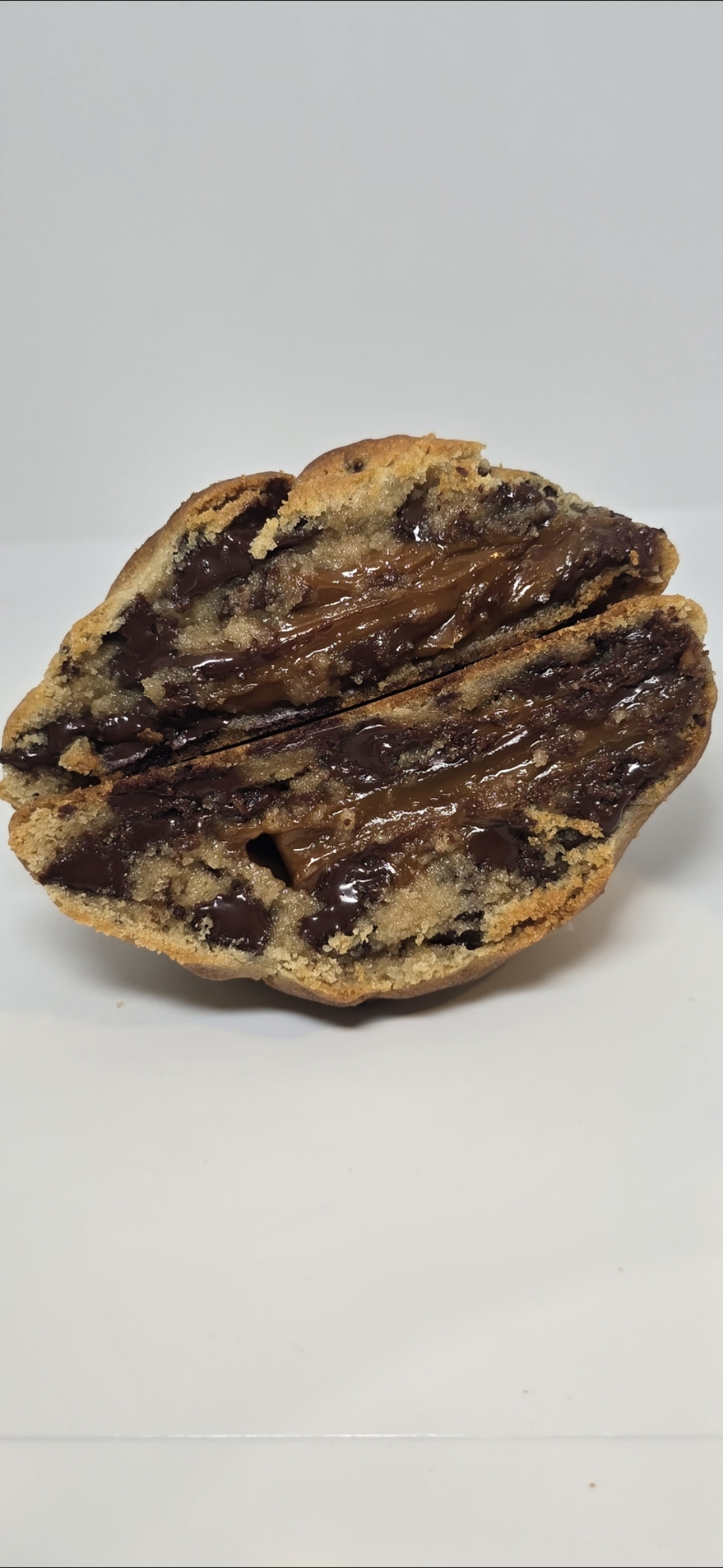 Dulce de leche cookies and chocolate drops