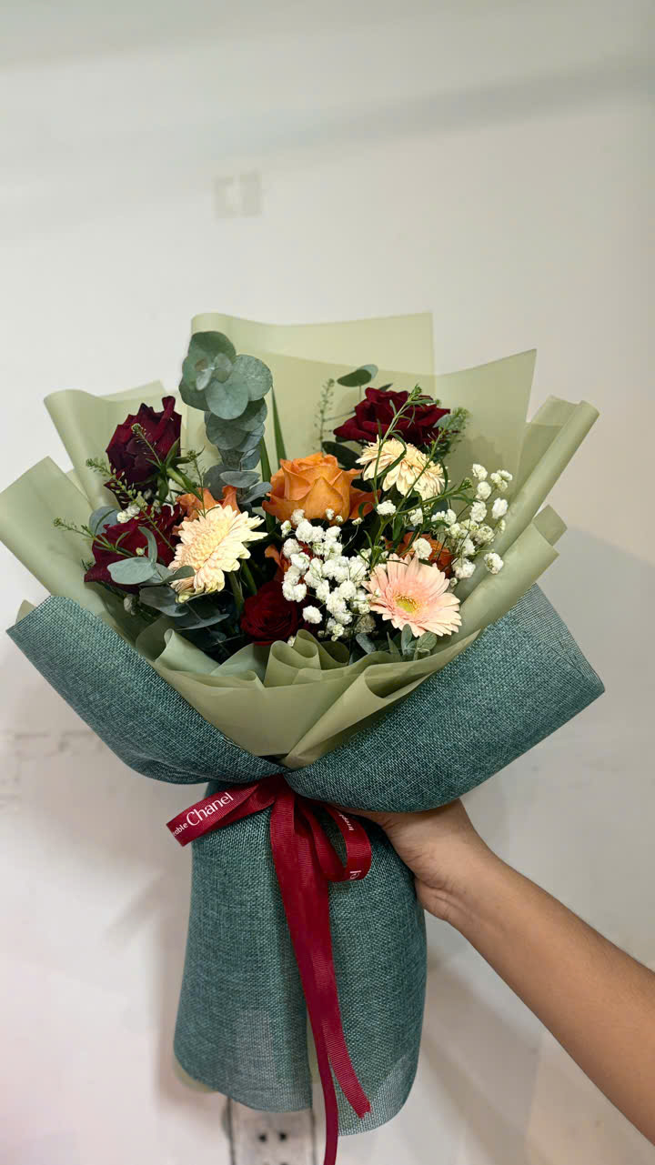 Bó hoa tươi giấy gói màu xanh