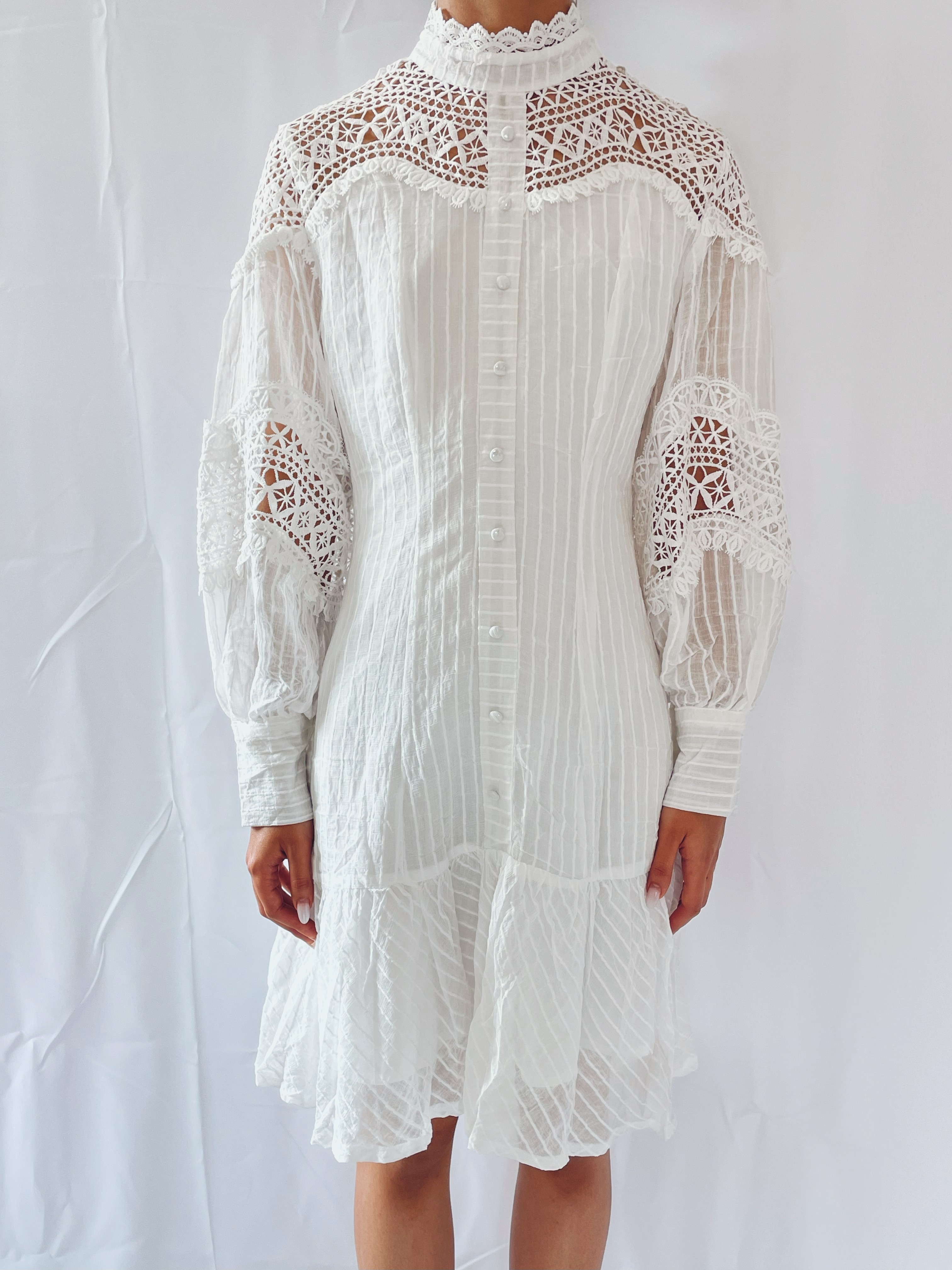 Vestido Romântico com Detalhes em Renda