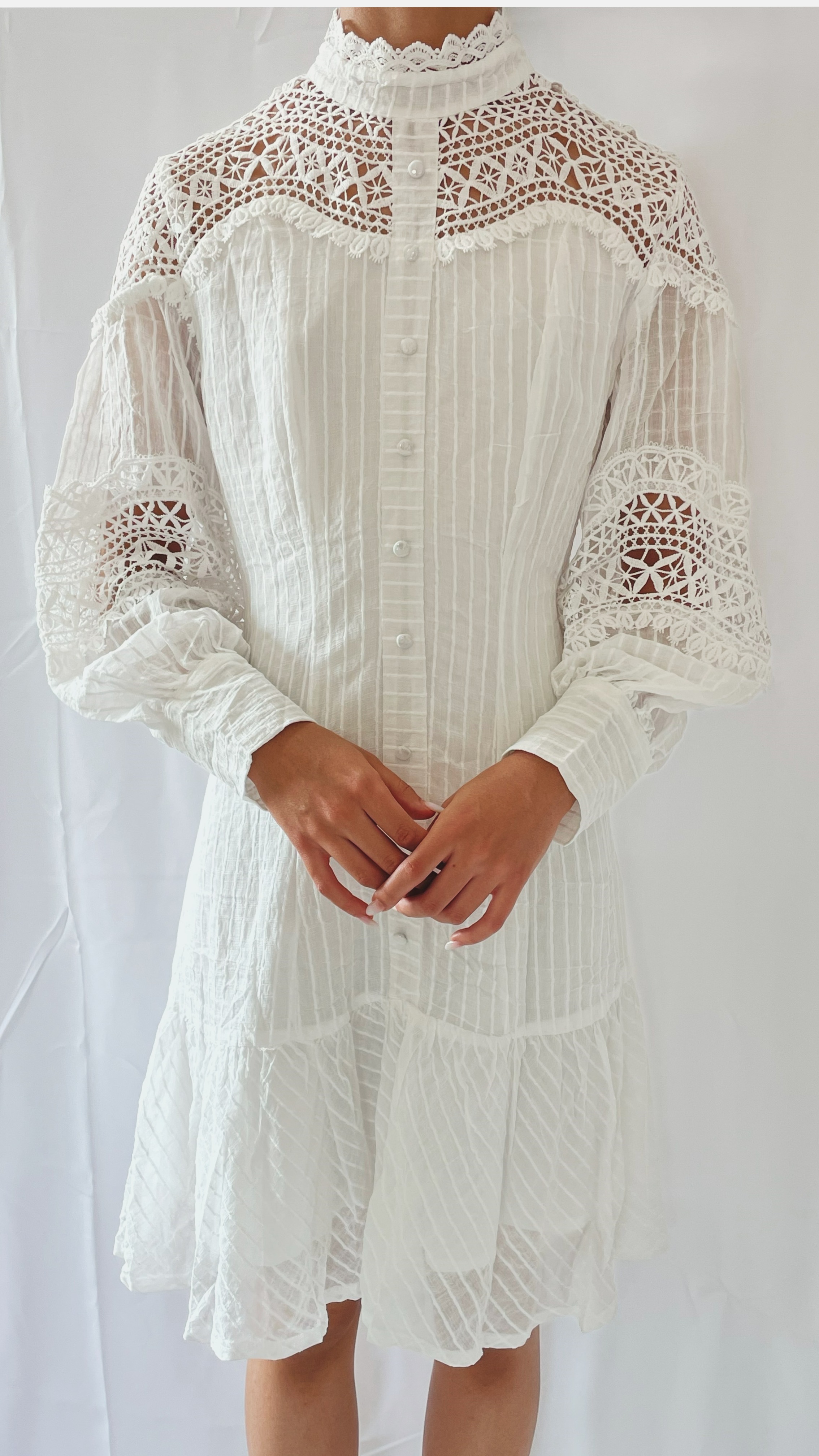 Vestido Romântico com Detalhes em Renda