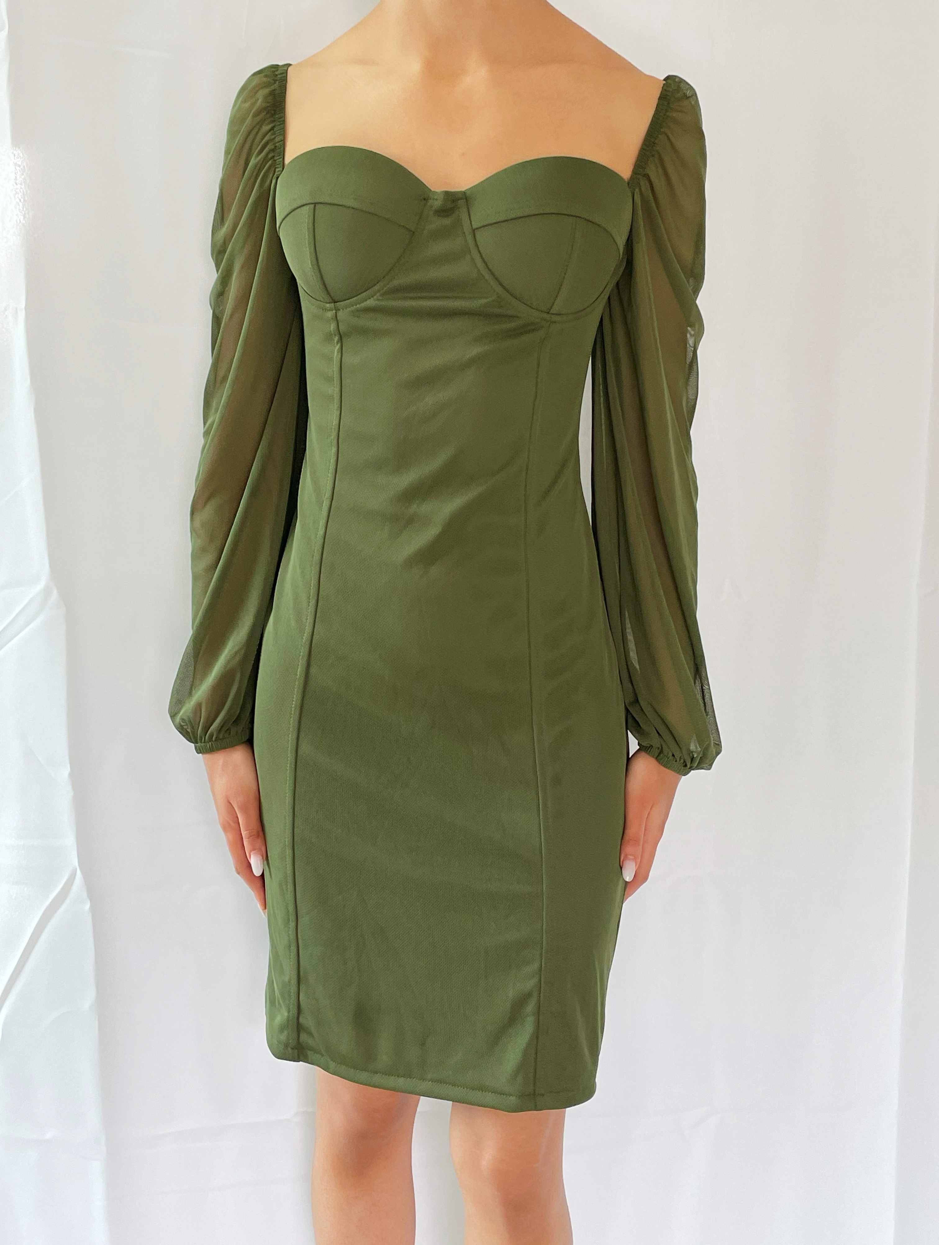 Vestido com Mangas Bufantes e Decote Coração