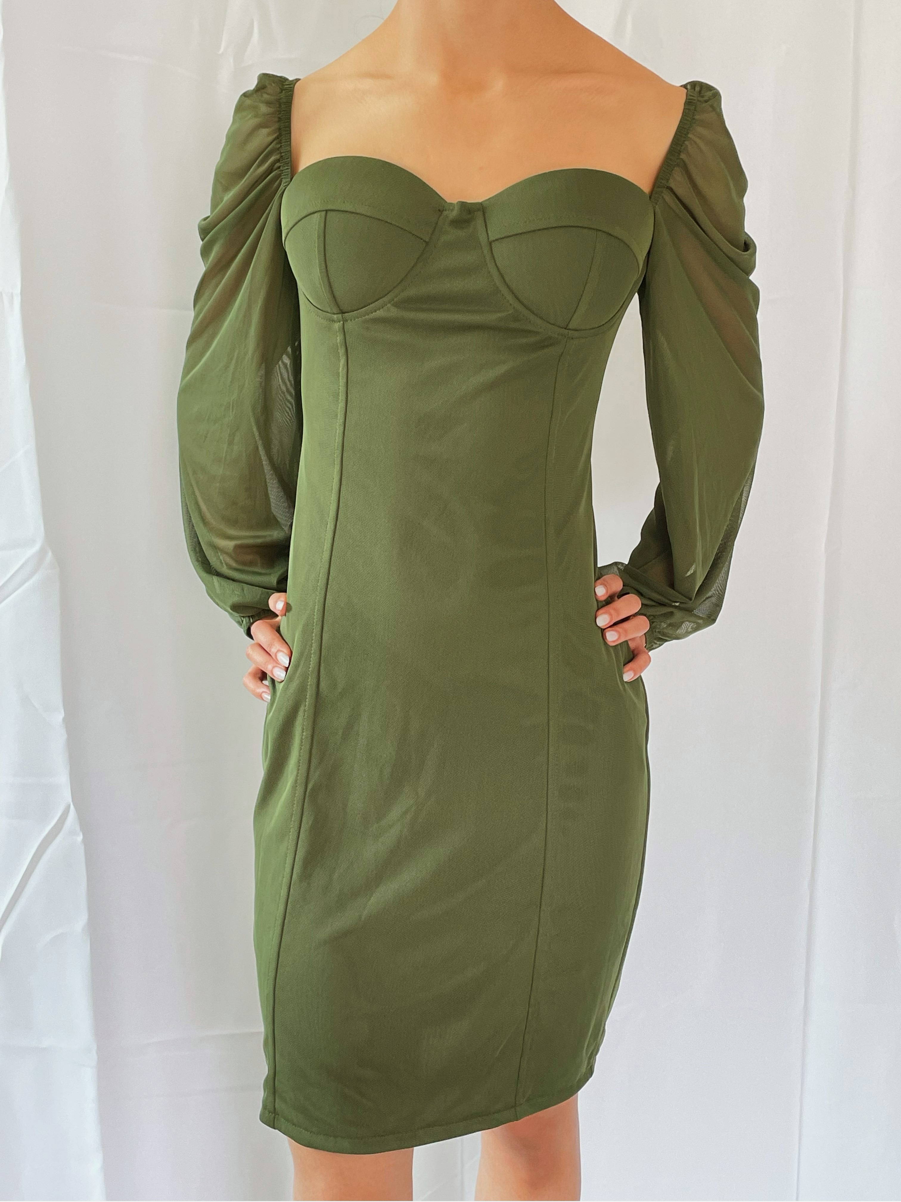 Vestido com Mangas Bufantes e Decote Coração