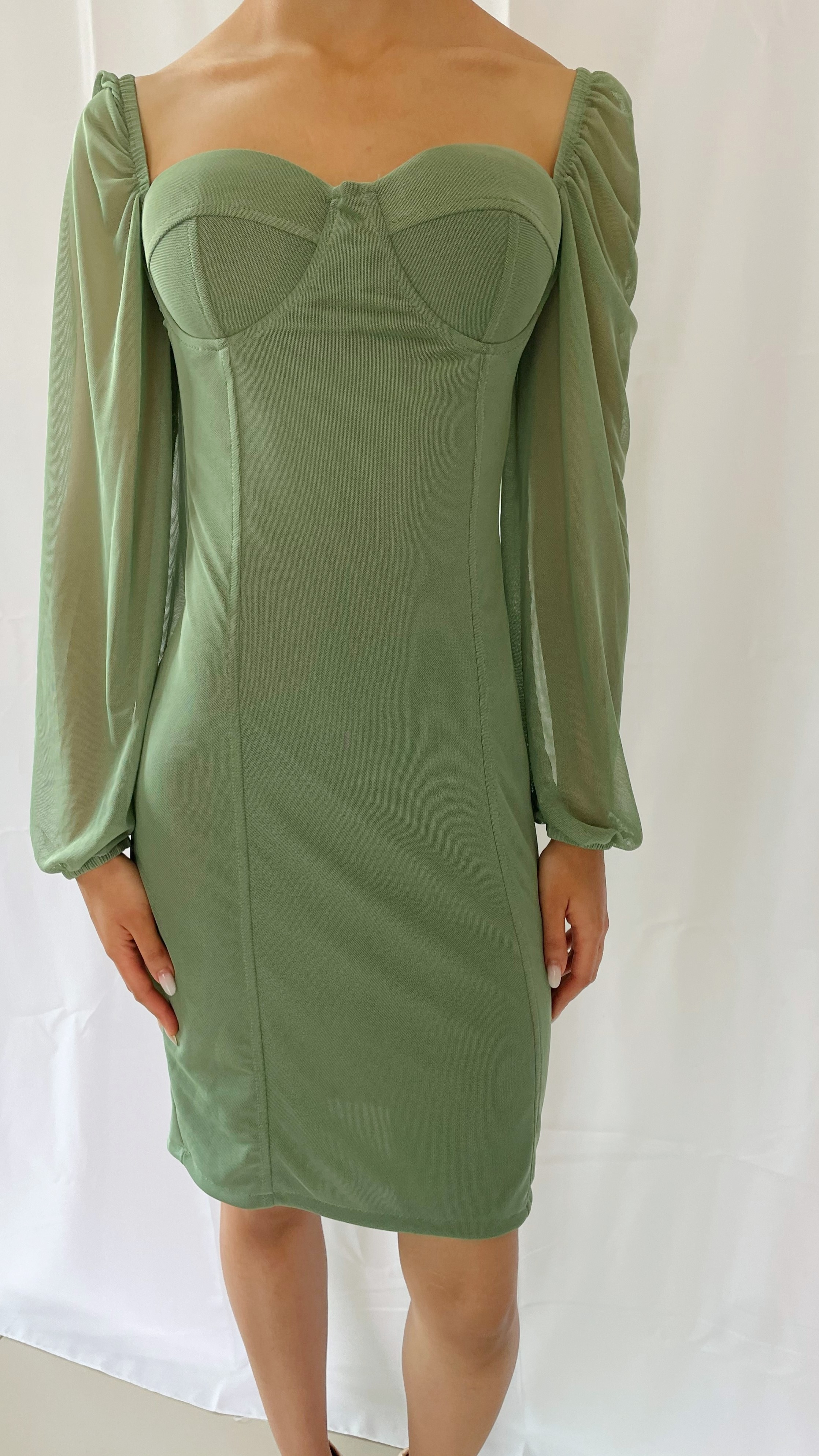 Vestido com Mangas Bufantes e Decote Coração