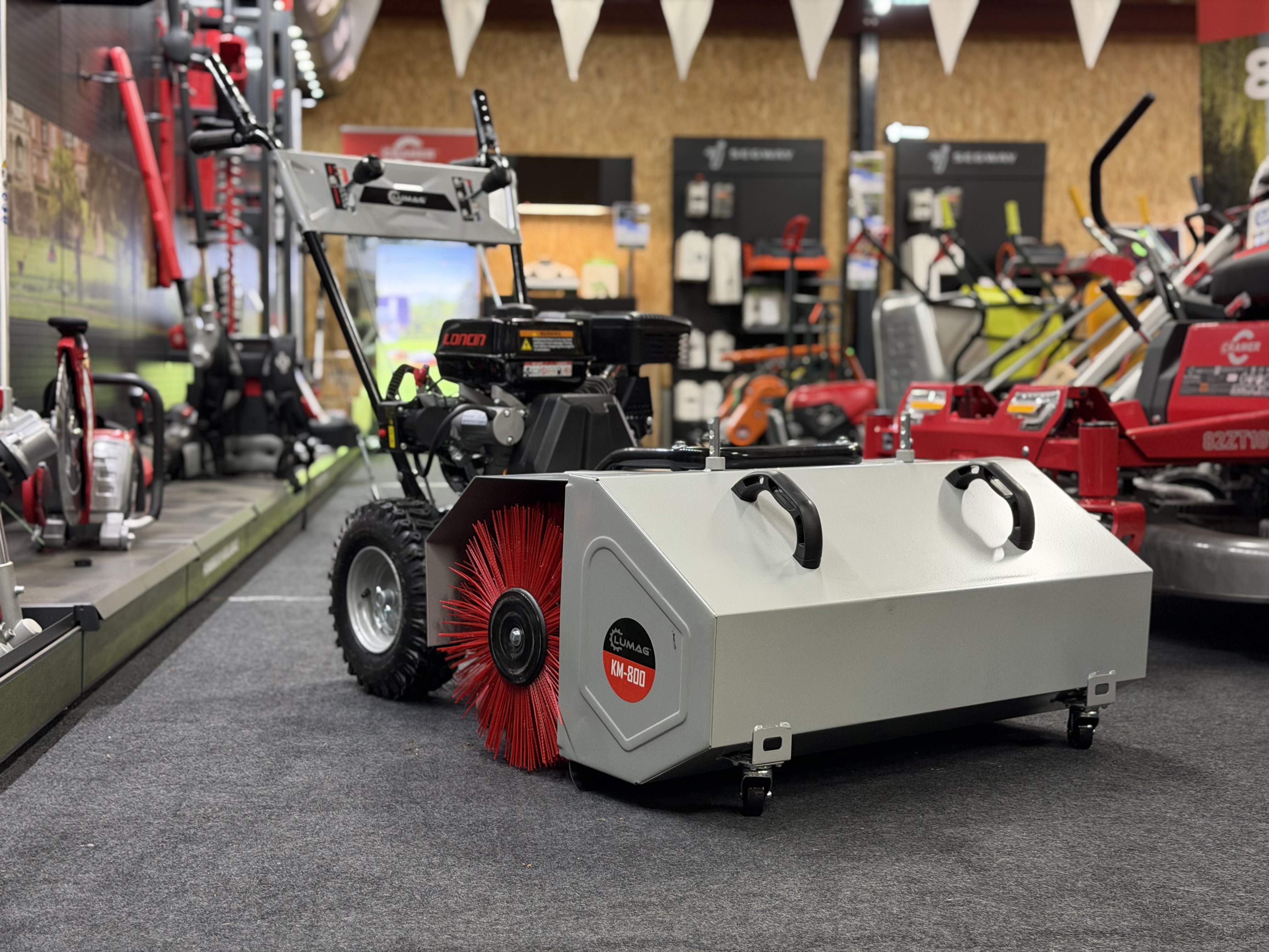 Lumag KM-800 veegmachine met sneeuwschuif en opvang 