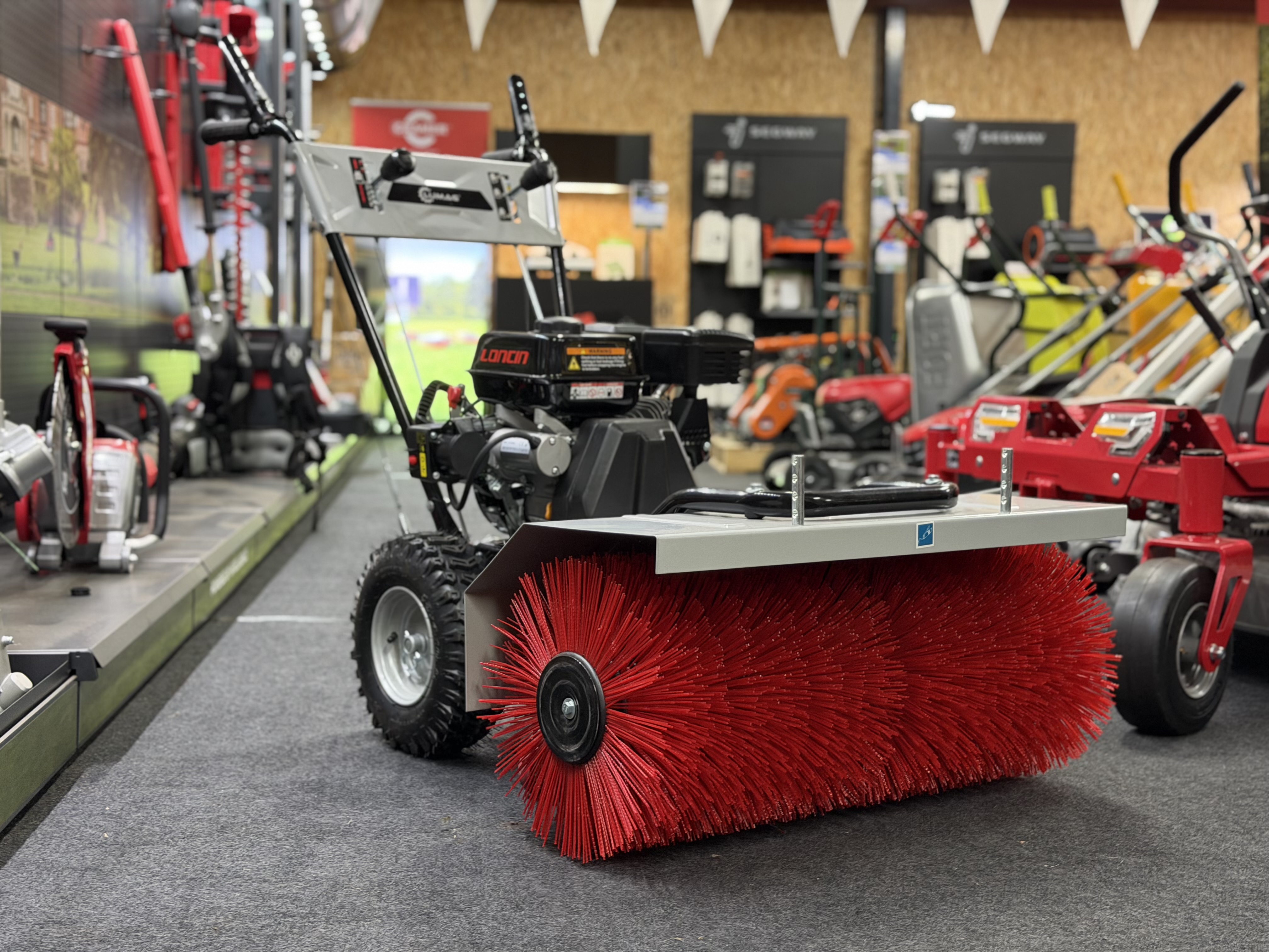 Lumag KM-800 veegmachine met sneeuwschuif en opvang 