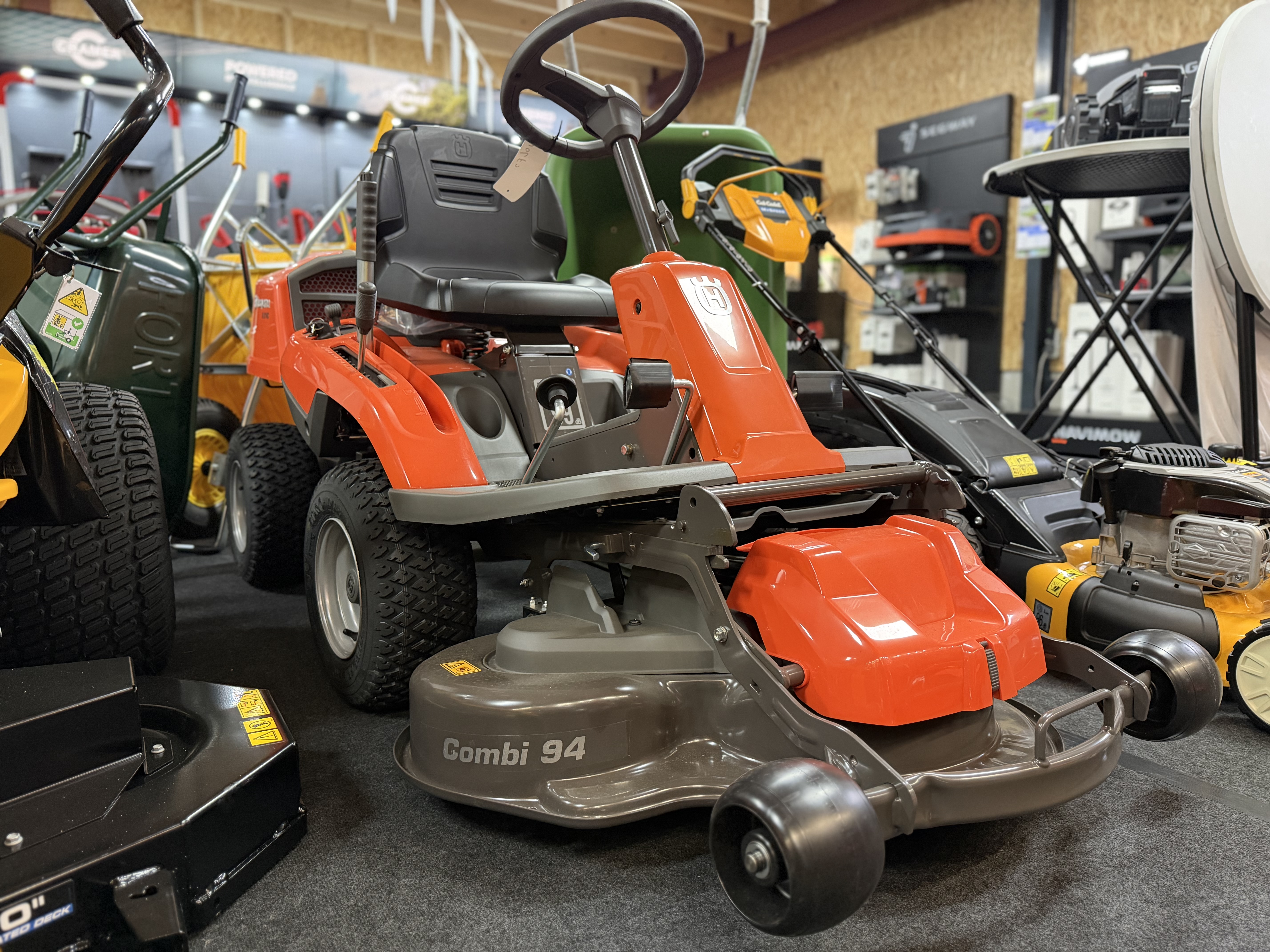 Husqvarna R214C Frontmaaier