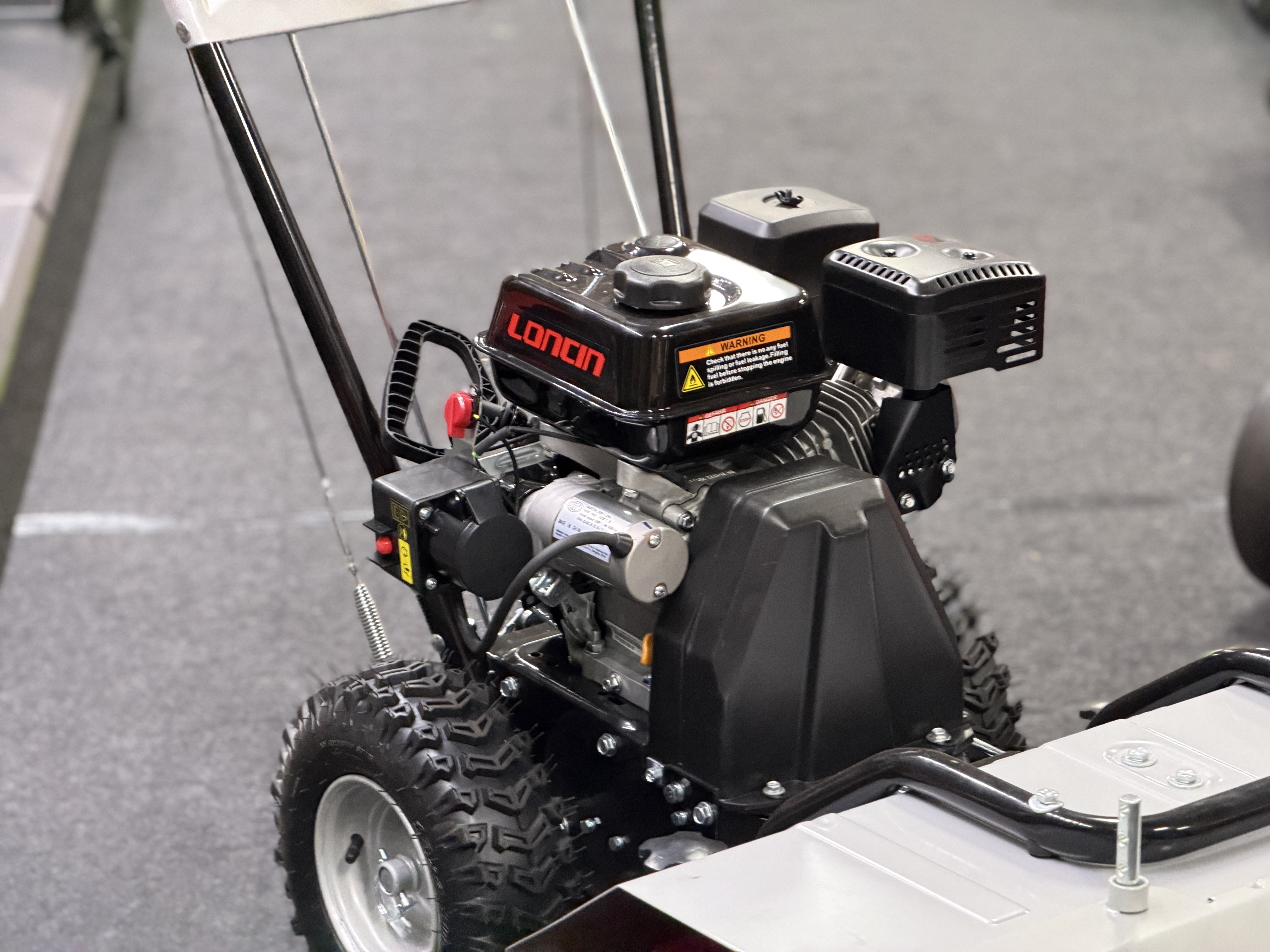 Lumag KM-800 veegmachine met sneeuwschuif en opvang 