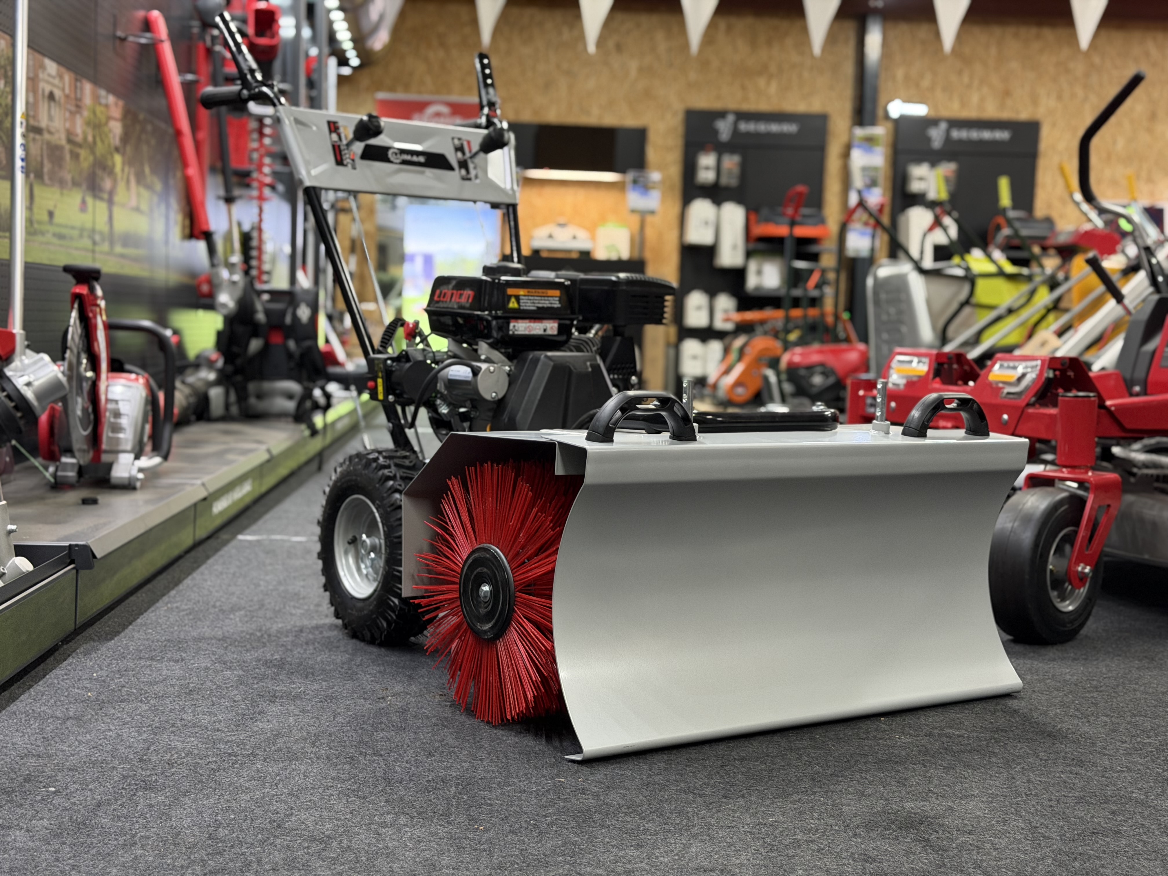 Lumag KM-800 veegmachine met sneeuwschuif en opvang 