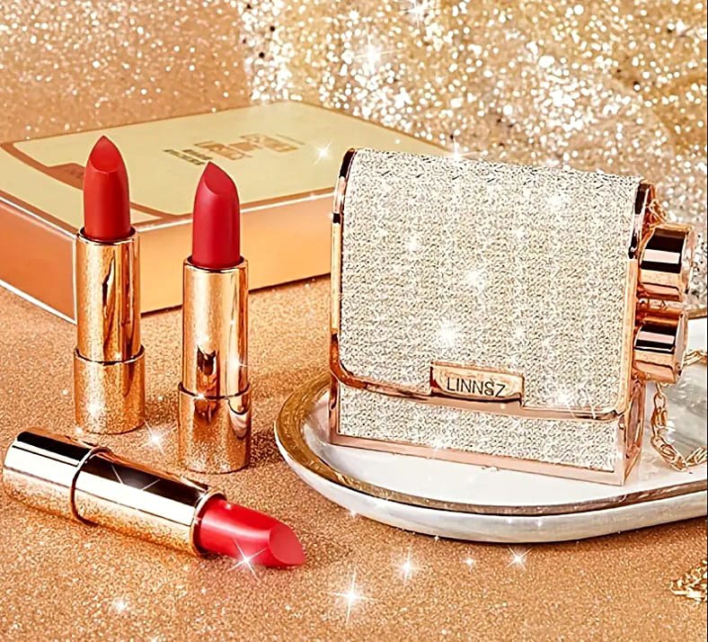 Estuche de maquillaje en forma de bolso con labiales