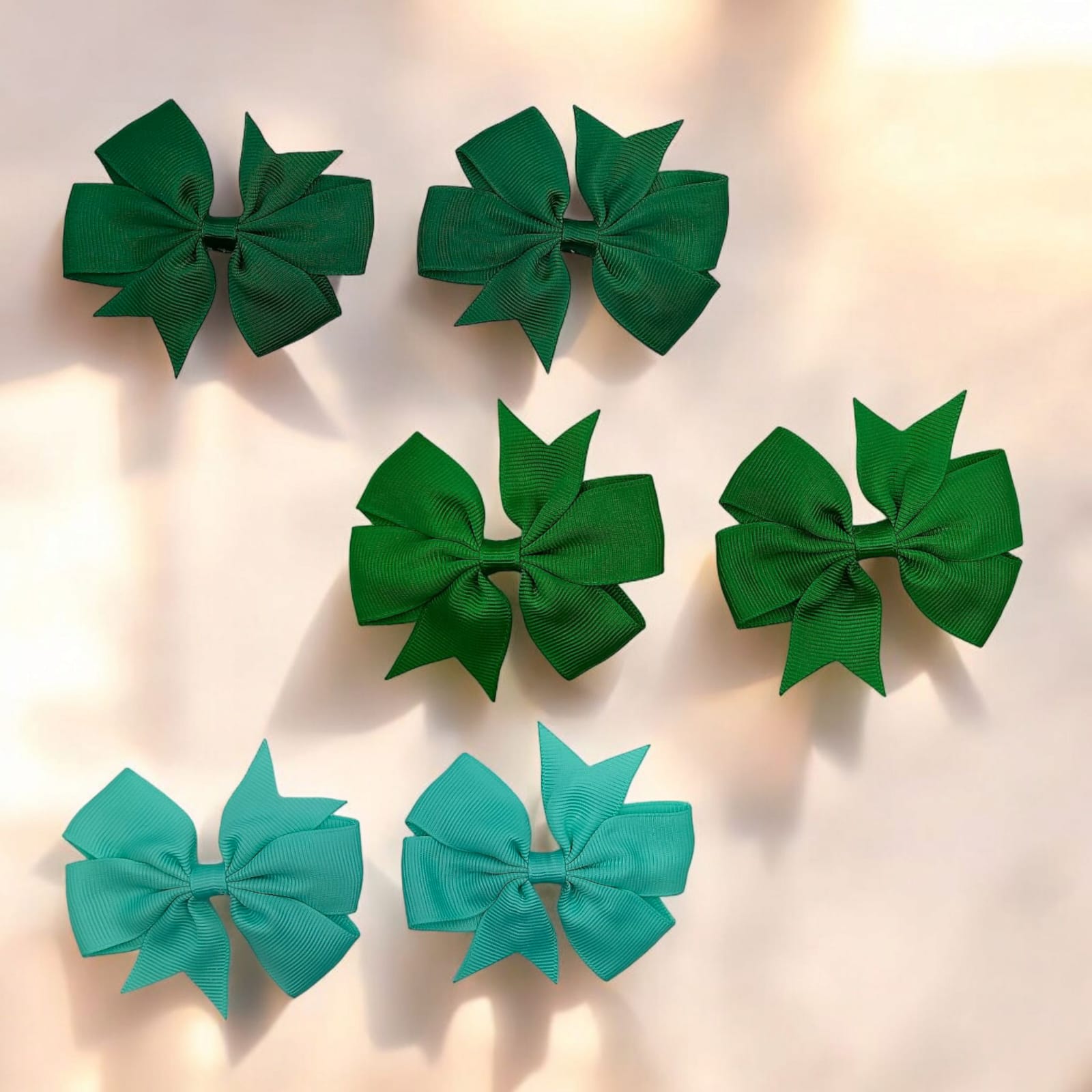 Lazos verdes para el cabello tipo pinza