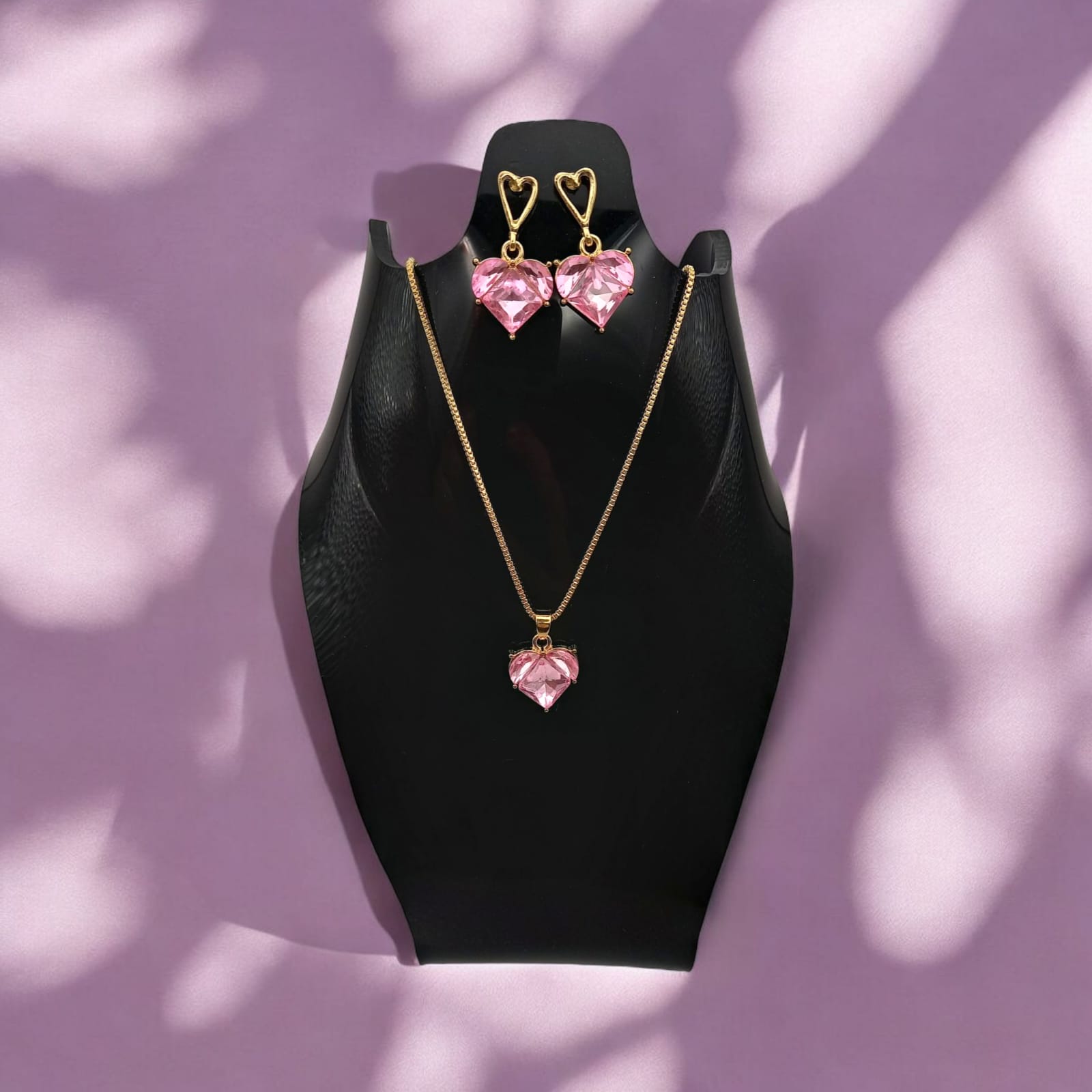 Juego de joyas con corazones rosados
