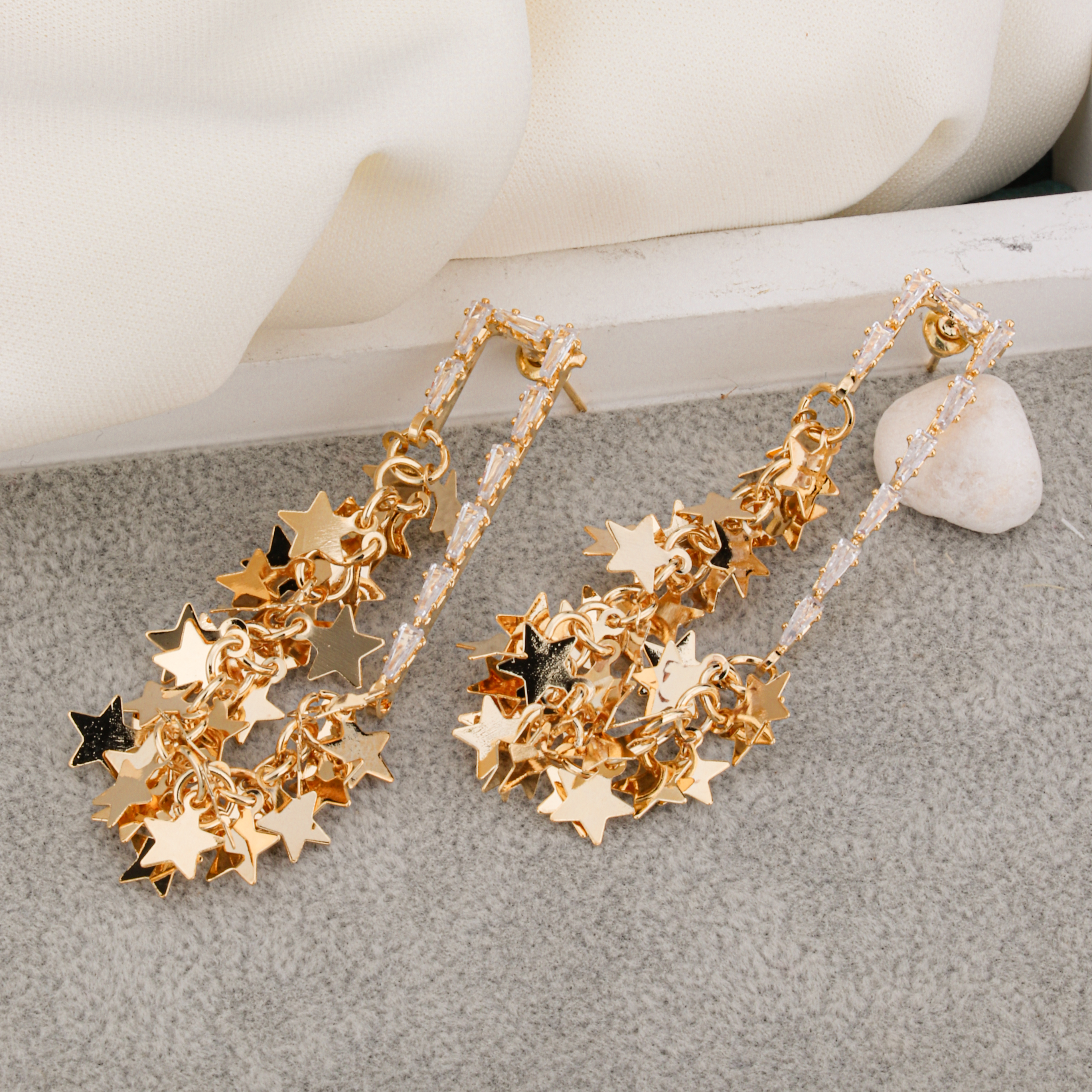 Aretes de estrellas doradas