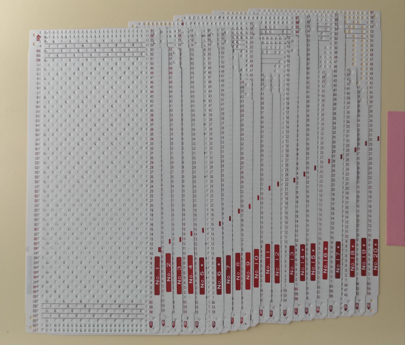 Набір стандартних перфокарт до в'язальних машини SK , Silver Reed ,Knitmaster та їх аналогів. В набір входить 20 стандартних перфокарт