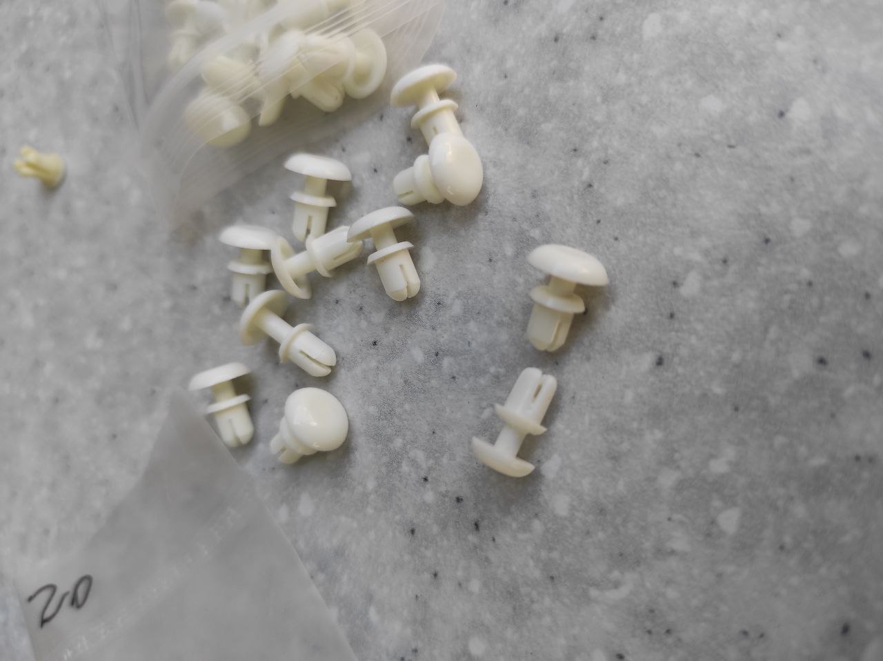 Кліпса для кріплення кришки боксу Brother