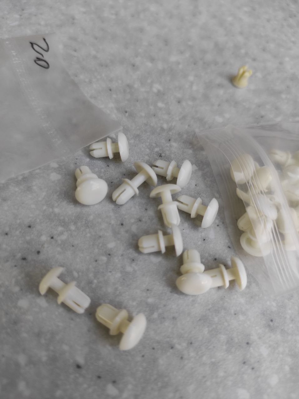 Кліпса для кріплення кришки боксу Brother